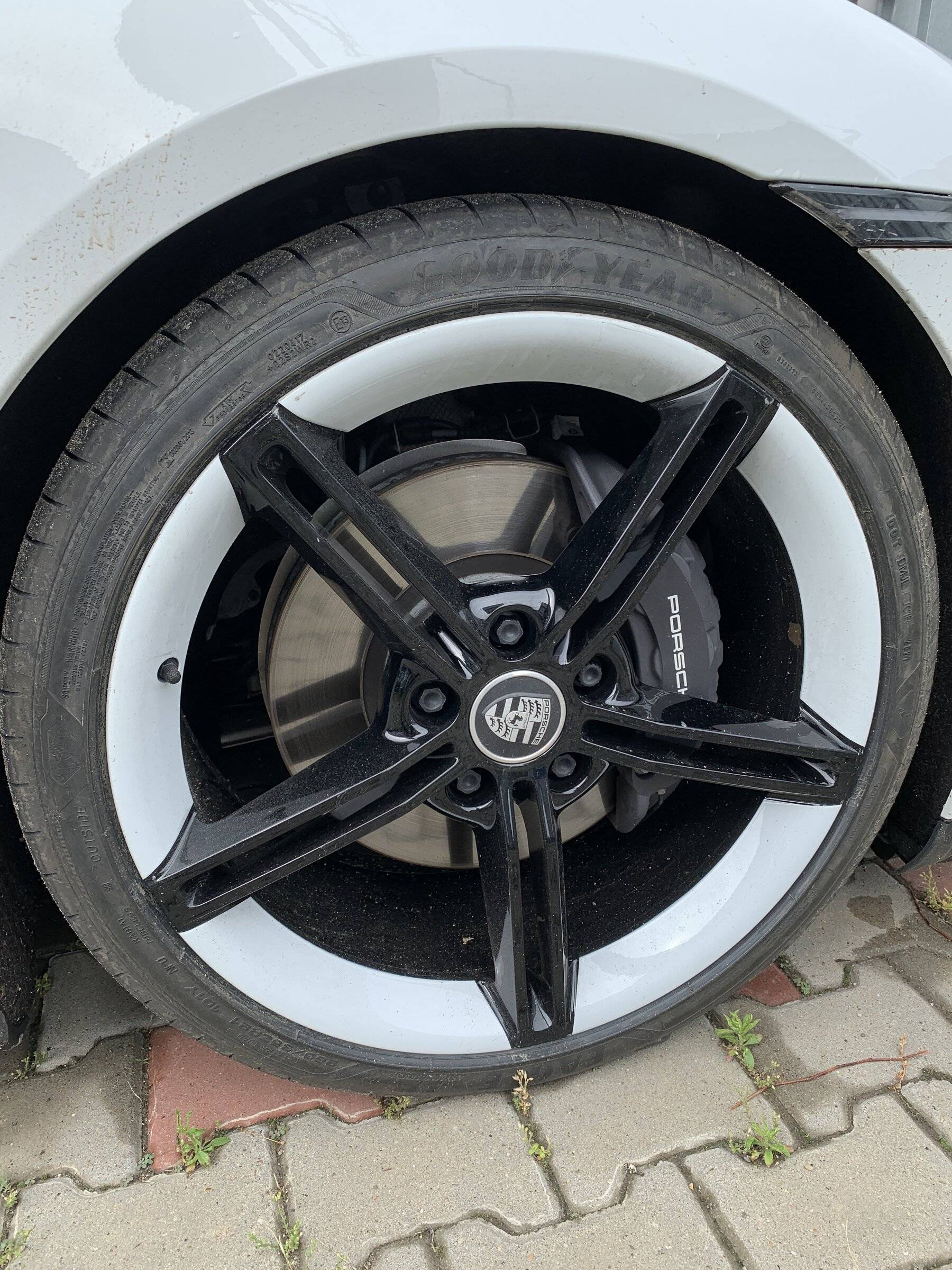 Porsche Taycan Mission E wheels on standard braking system 0E898D7E-290C-49B0-A1CA-3A9E350688C6