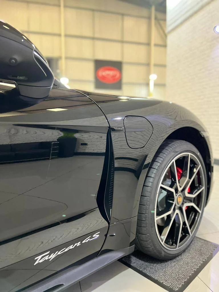 Porsche Taycan Standard Black vs Jet Black Metallic (any images of those next to each other?) IMG-20220411-WA0006