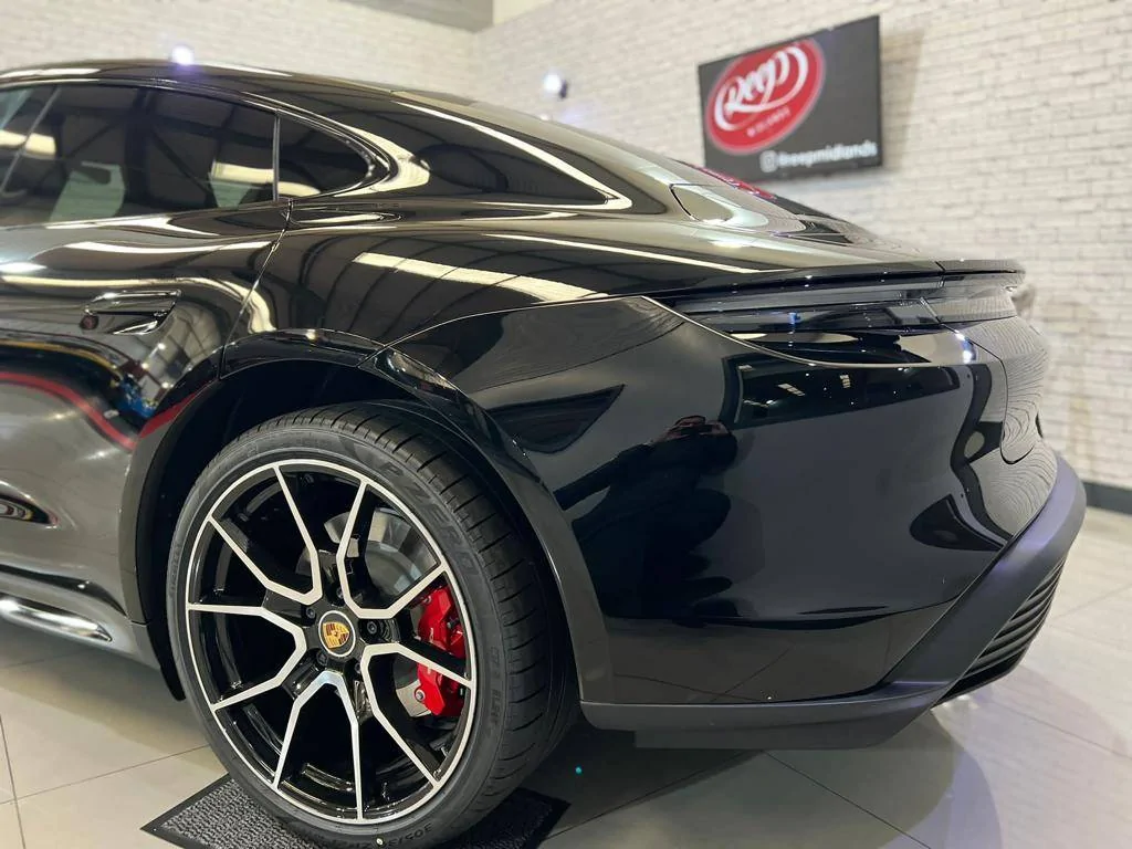 Porsche Taycan Standard Black vs Jet Black Metallic (any images of those next to each other?) IMG-20220411-WA0002