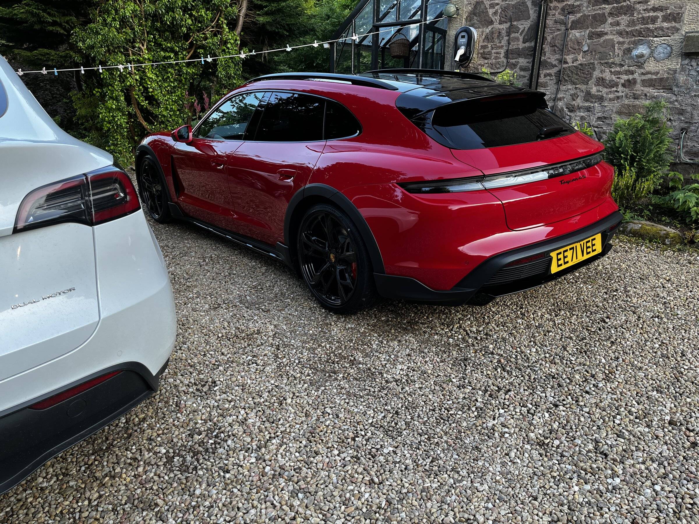 Porsche Taycan CARMINE RED Taycan Club 7D40139C-3C98-4A99-9FA8-90A1DAAE5F3F