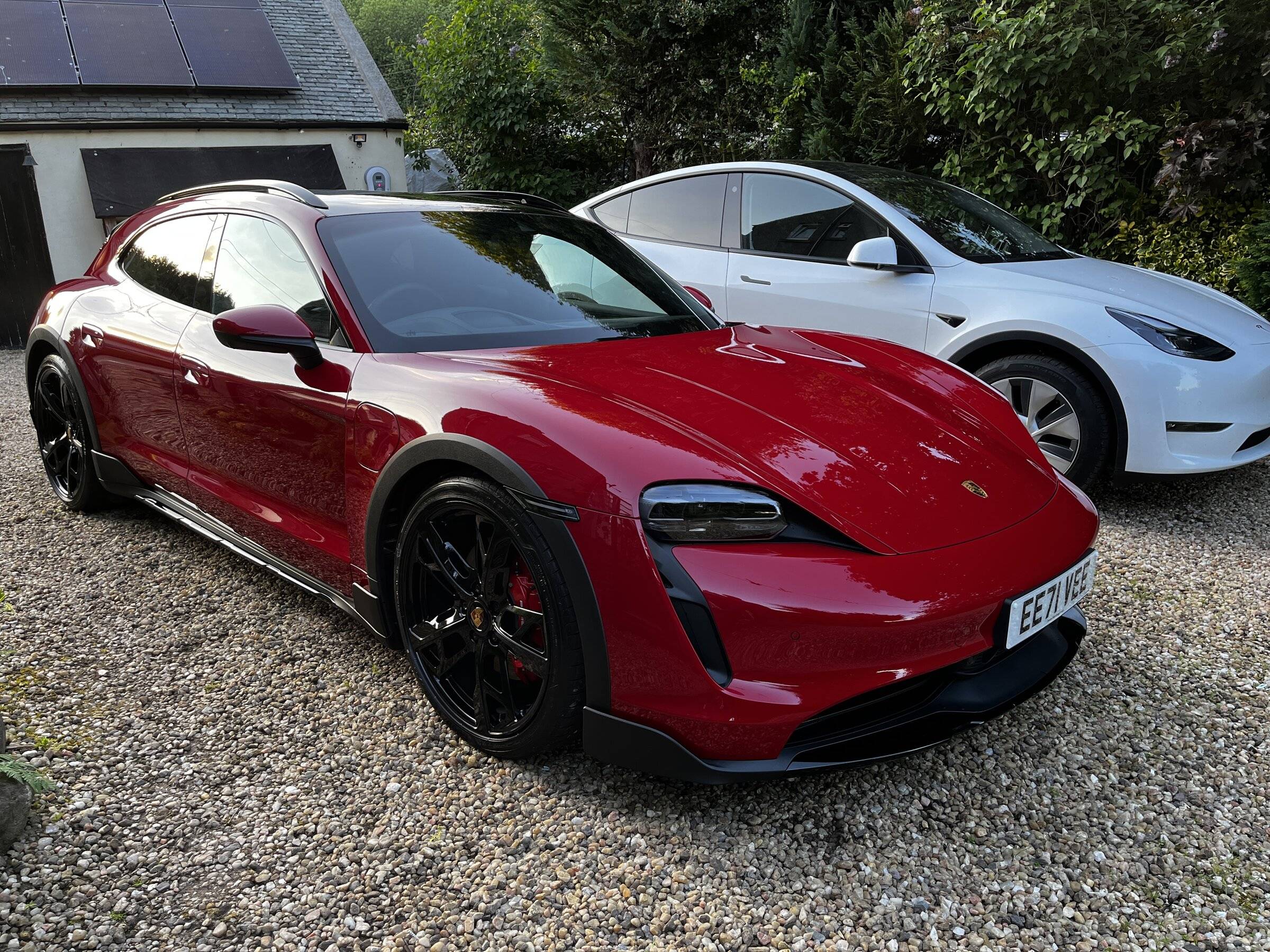 Porsche Taycan CARMINE RED Taycan Club 1B7A79B3-135F-4D47-9B17-EDD9D6985AD4
