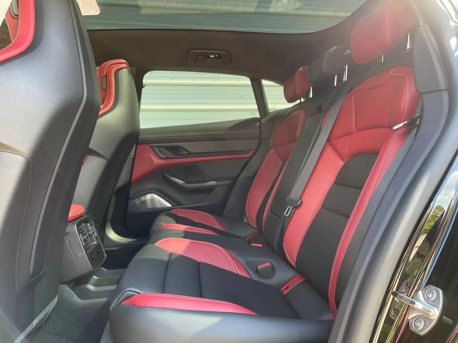 Porsche Taycan Two-tone interior with deviated centres & stitching Untitled2