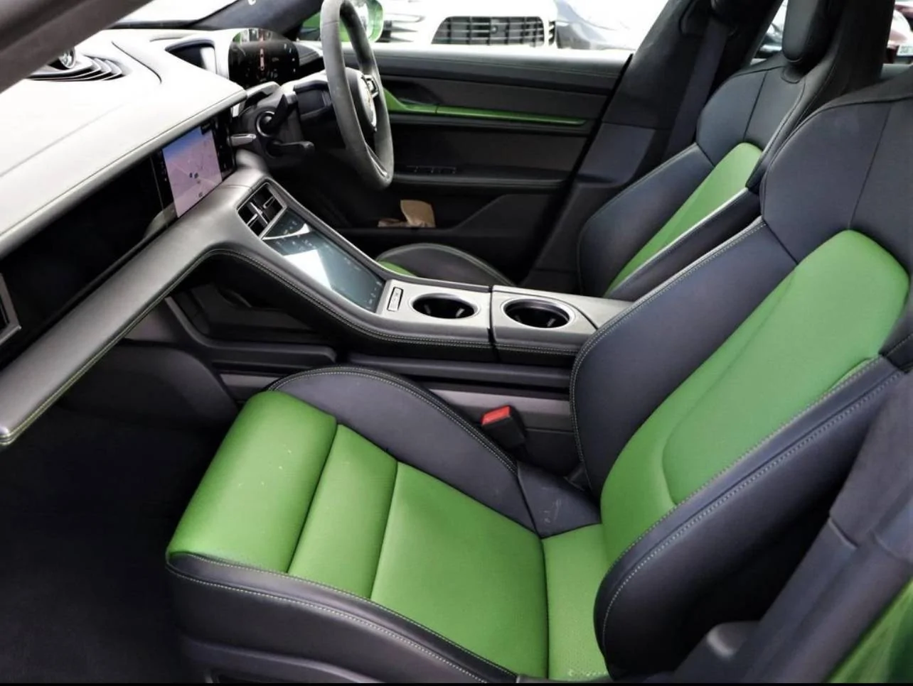 Porsche Taycan Two-tone interior with deviated centres & stitching FD8DEC45-05CE-4FFC-8269-AC7DC34FECE2