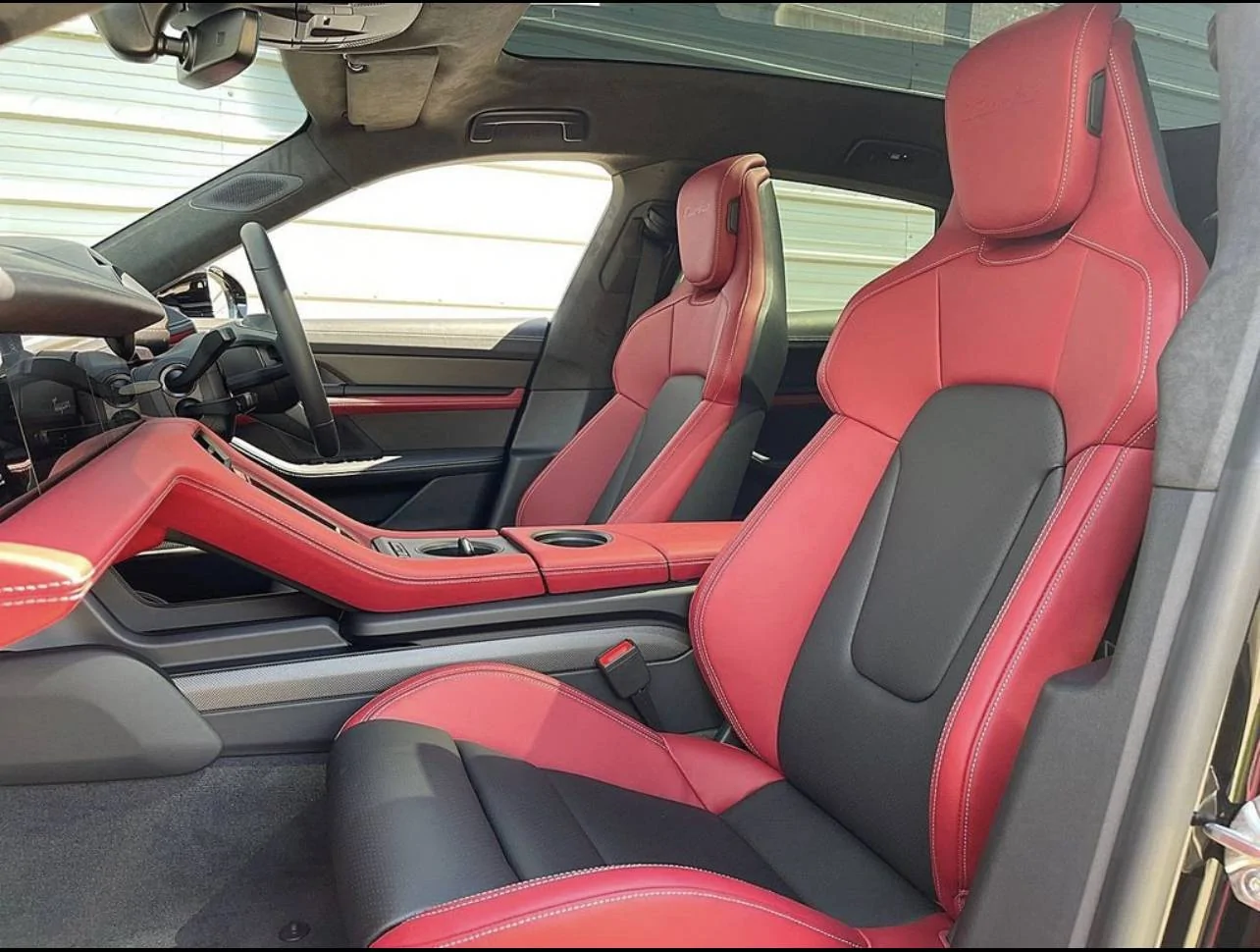 Porsche Taycan Two-tone interior with deviated centres & stitching A6153691-2BED-4C08-BF69-EFE9168DBC6C