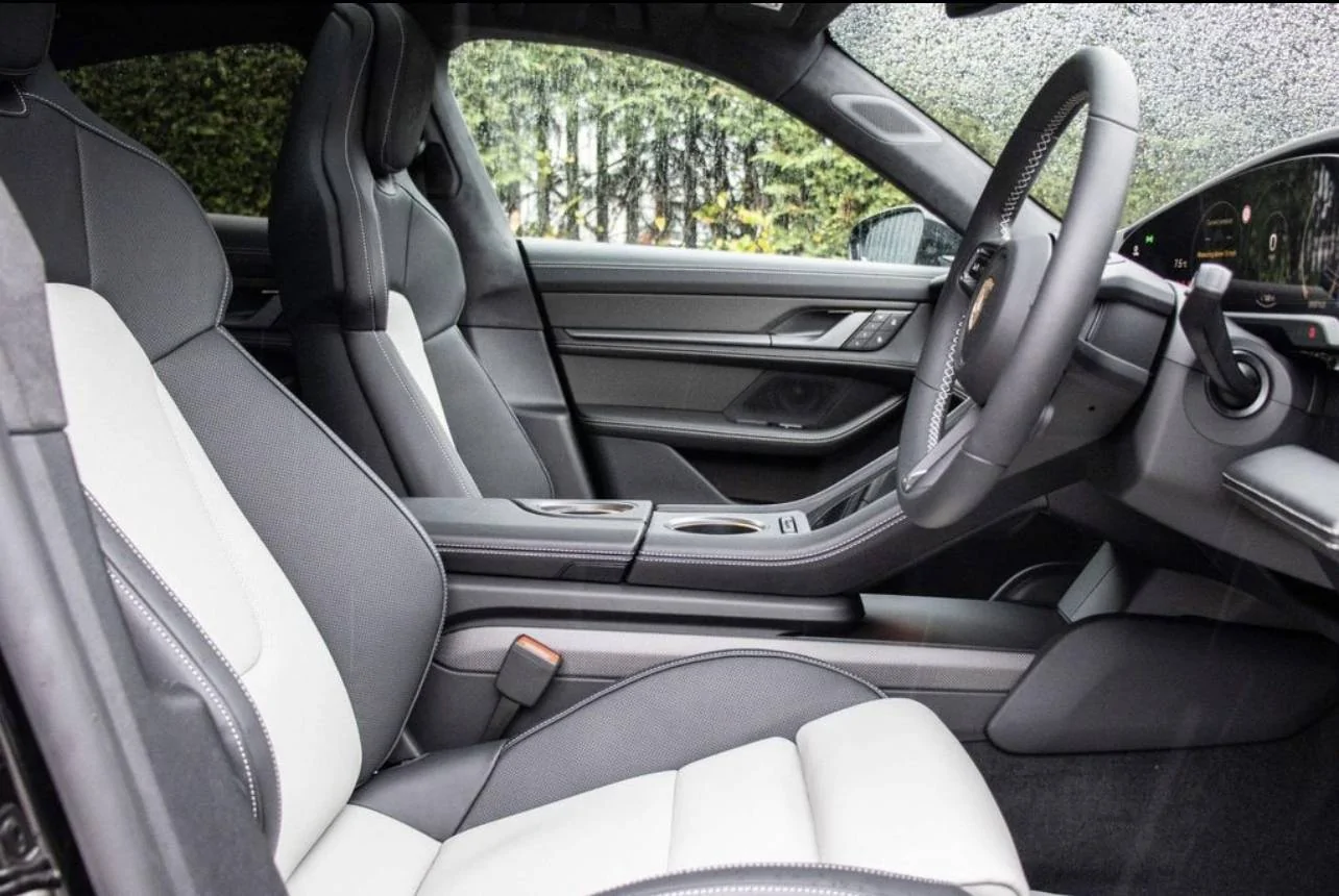 Porsche Taycan Two-tone interior with deviated centres & stitching 30205F6B-96DF-479B-999E-B77091B23F59