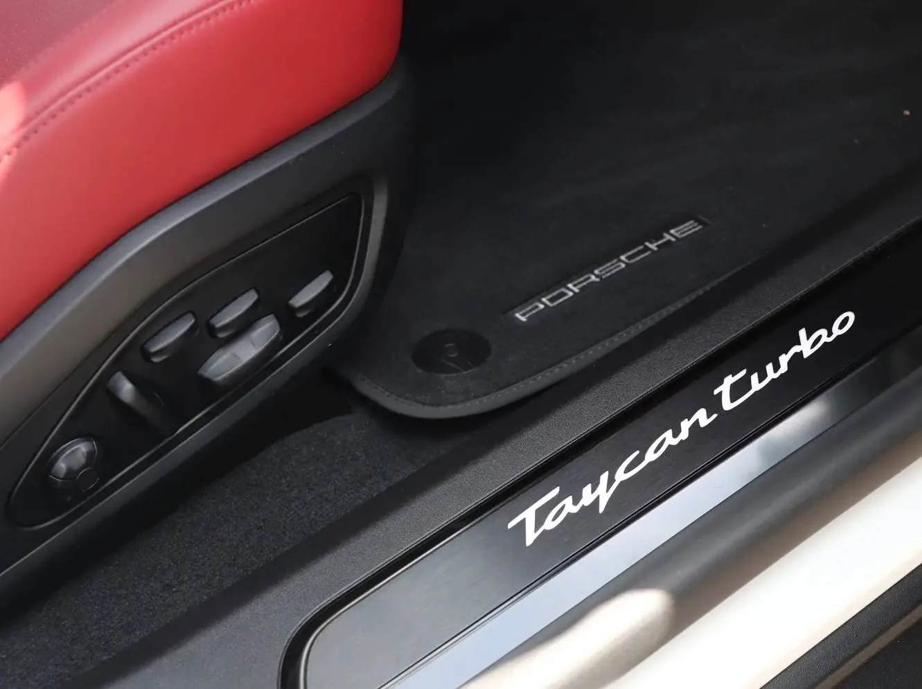 Porsche Taycan Door guards in brushed aluminium illuminated Untitled