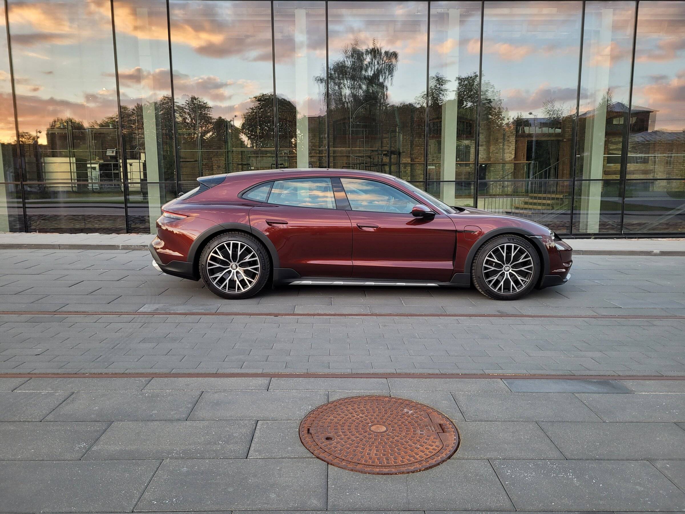 Porsche Taycan CHERRY METALLIC Taycan Club 20220605_214608