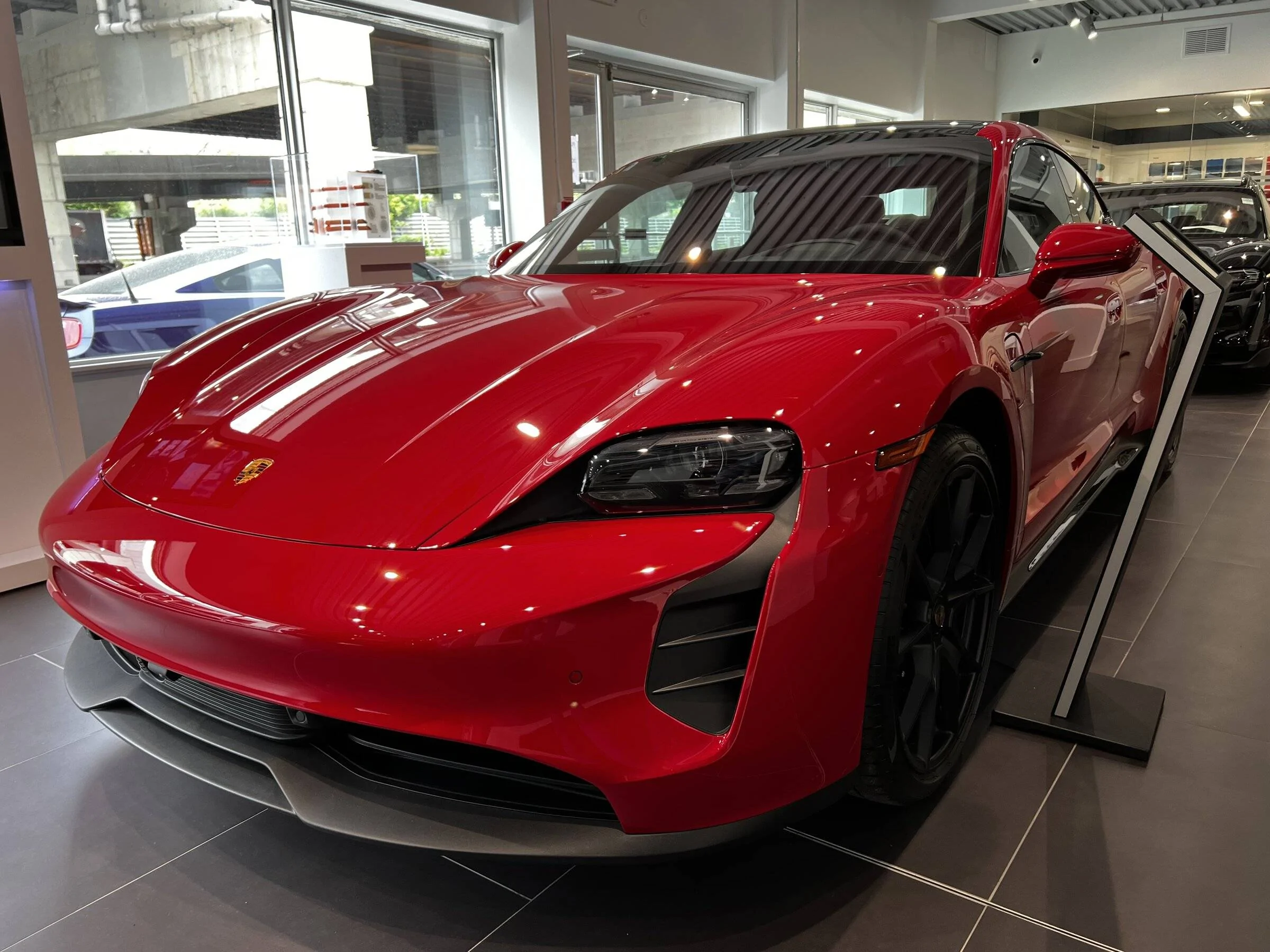 Porsche Taycan CARMINE RED Taycan Club 619CEB19-6CBD-49A8-9486-41DC30239EF7