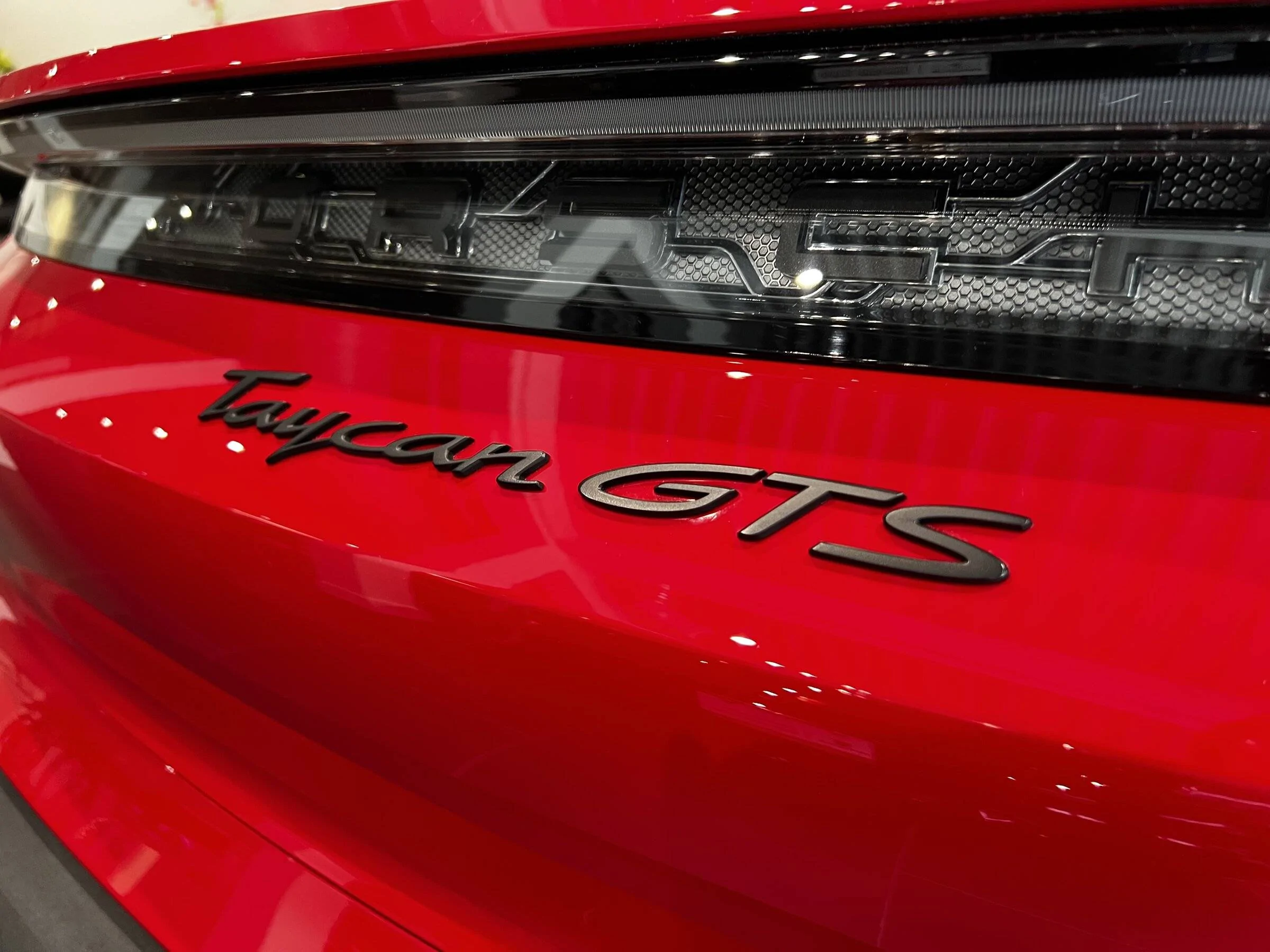 Porsche Taycan CARMINE RED Taycan Club 1A34FA39-B753-4413-8604-E848376040A2