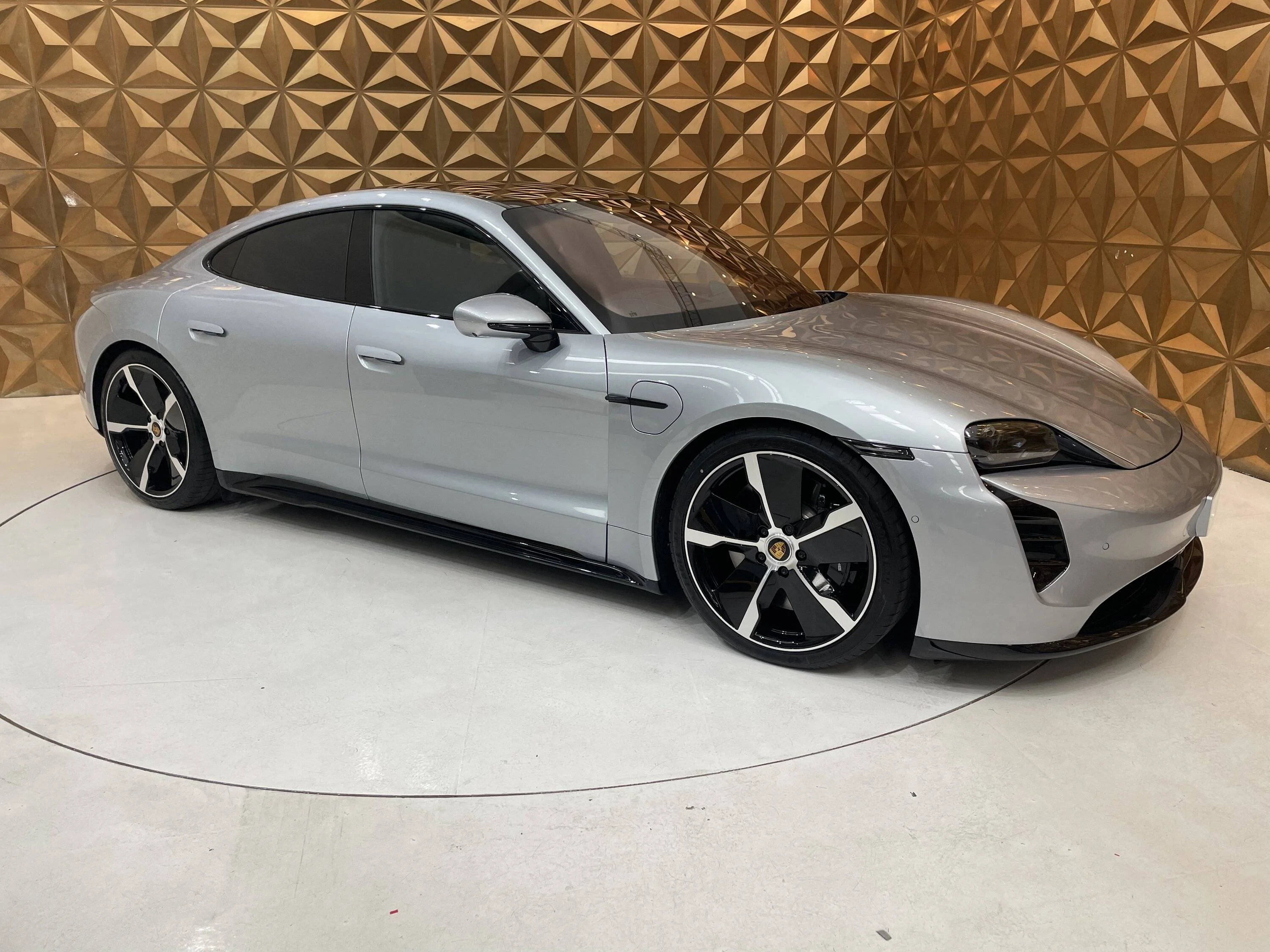 Porsche Taycan Dolomite Silver Taycan GTS (UK) 52763540-F3FF-4FB6-8C27-0563F45C7197