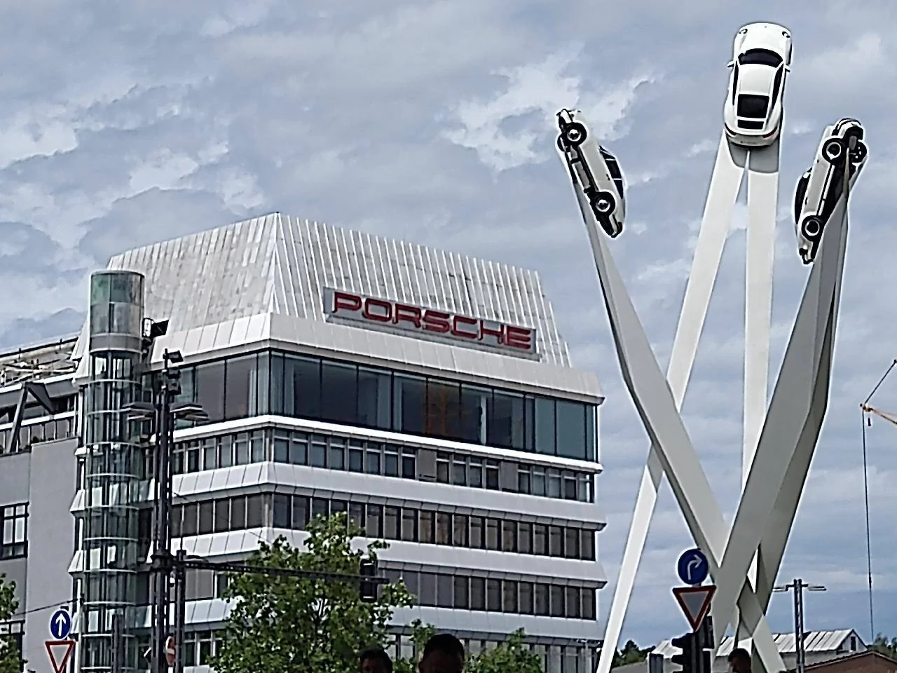 Porsche Taycan Taycan Factory Tour museum (2)