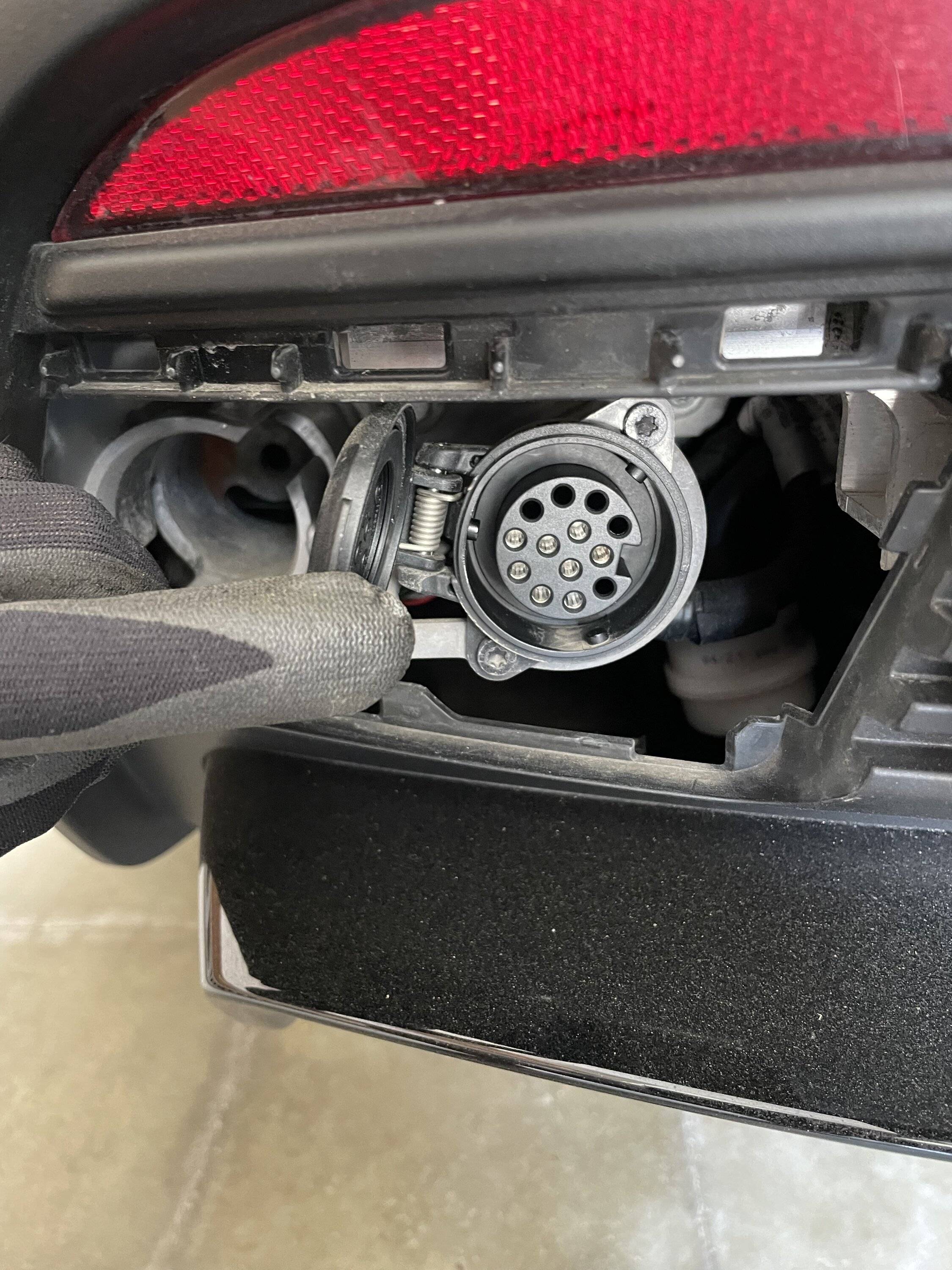 Porsche Taycan Porsche Bike Rack (step by step picture of the installation) 1134E0BB-8E05-46BB-AAD1-82860D009C07