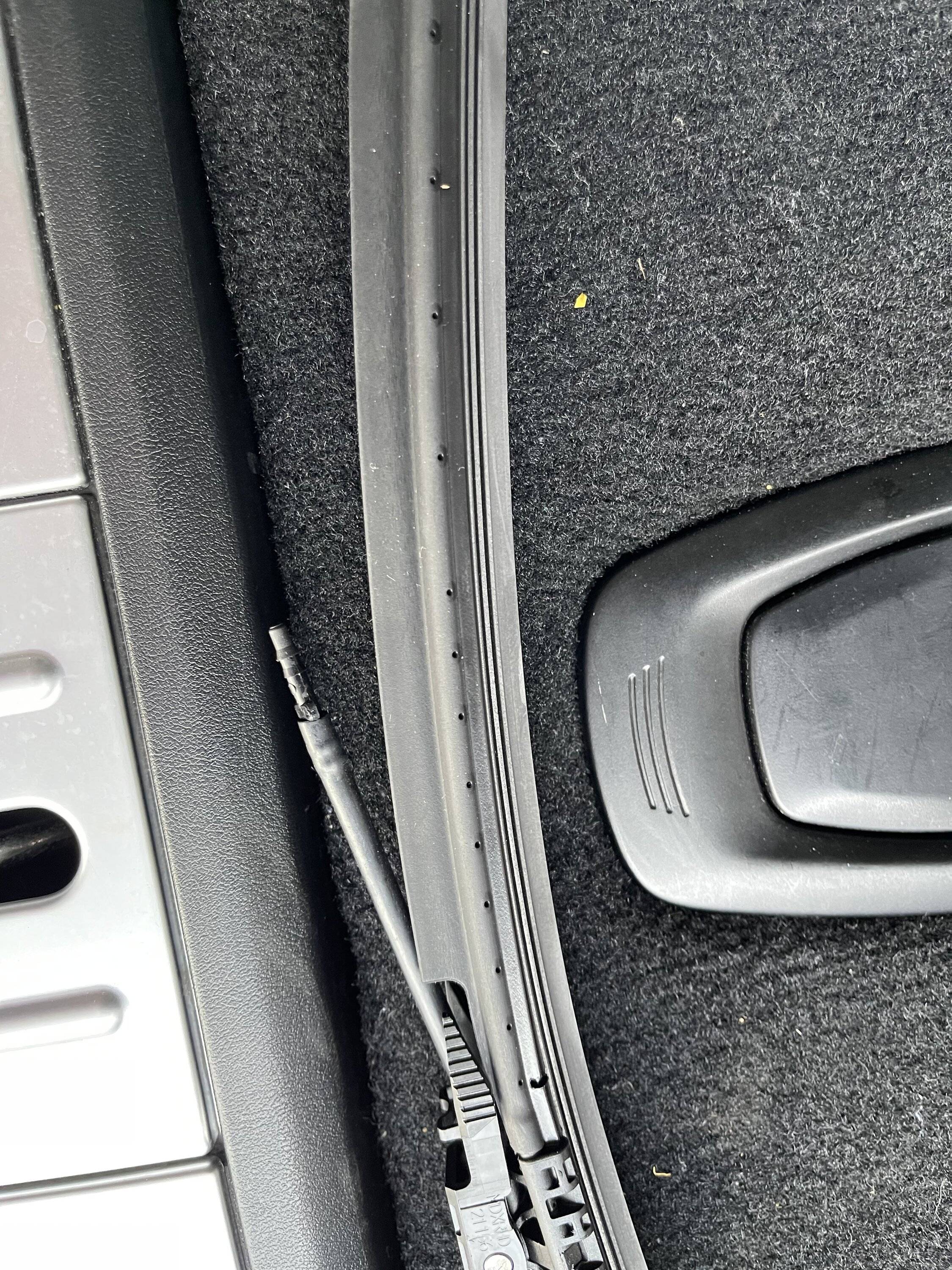 Porsche Taycan Rear wiper wash Taycan CT4s BAB8F3A2-05FC-4084-BE1E-54767DA15BB1
