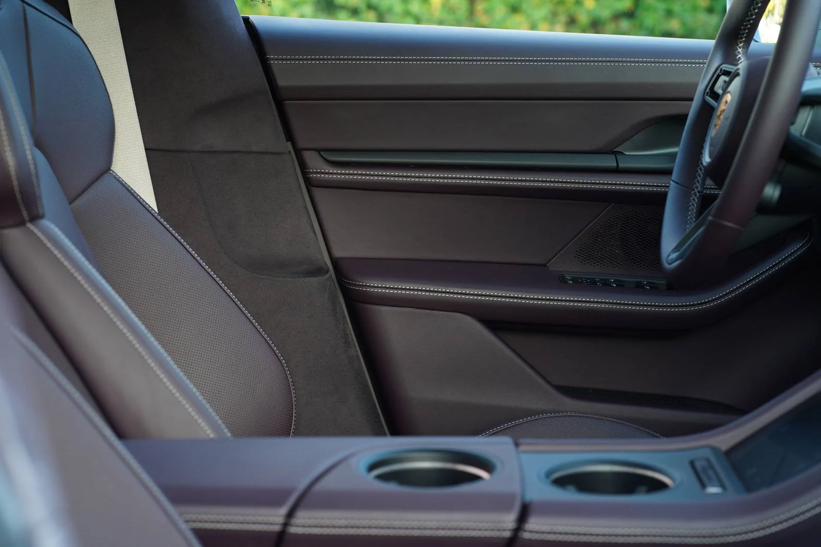 Porsche Taycan Contrast stitching is not possible blackberry_interior