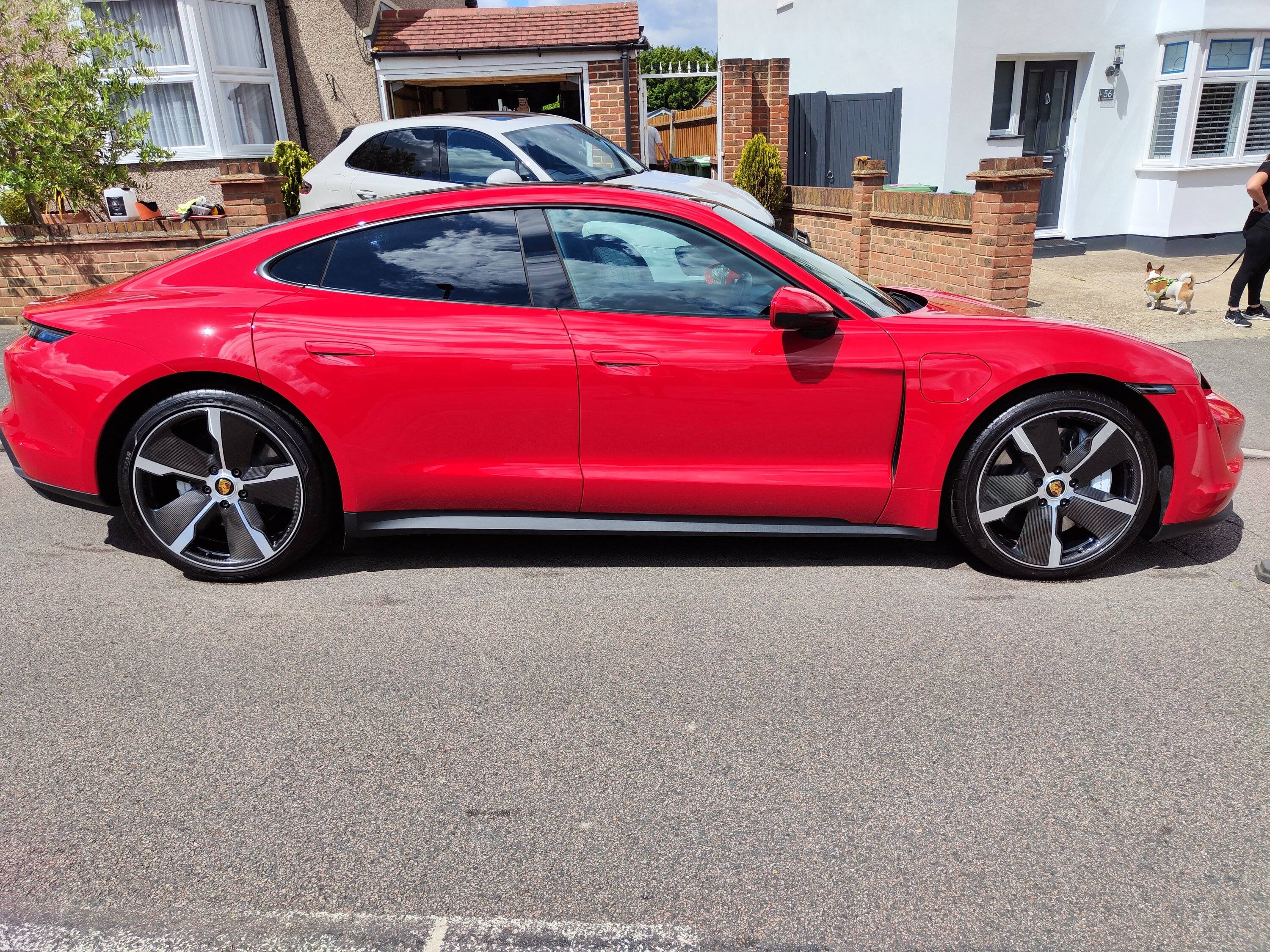 Porsche Taycan CARMINE RED Taycan Club IMG_20220701_114504