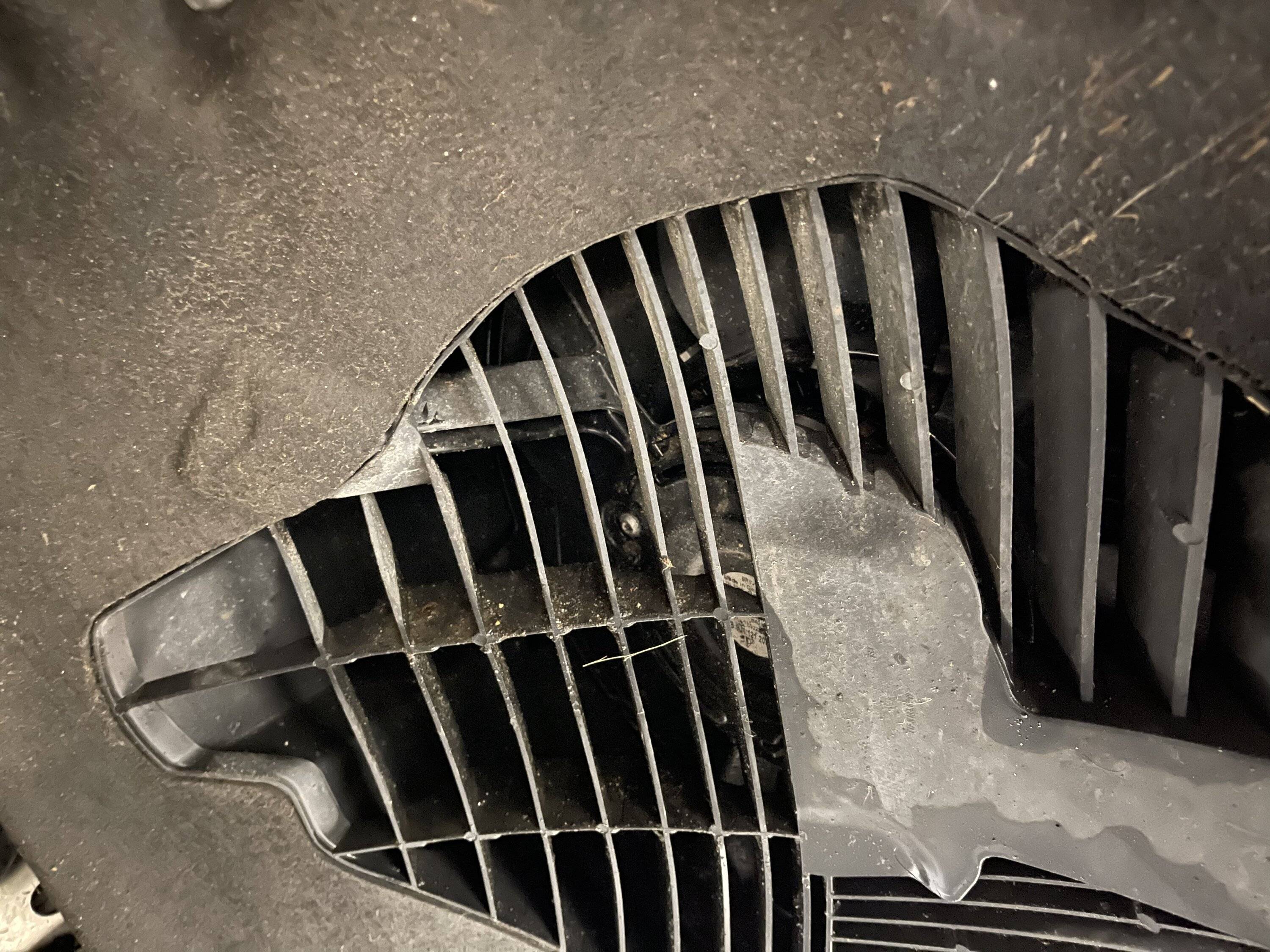 Porsche Taycan Noise from the wheel arch of a Taycan DA38E712-D224-432F-85CE-972A3F32F9B6
