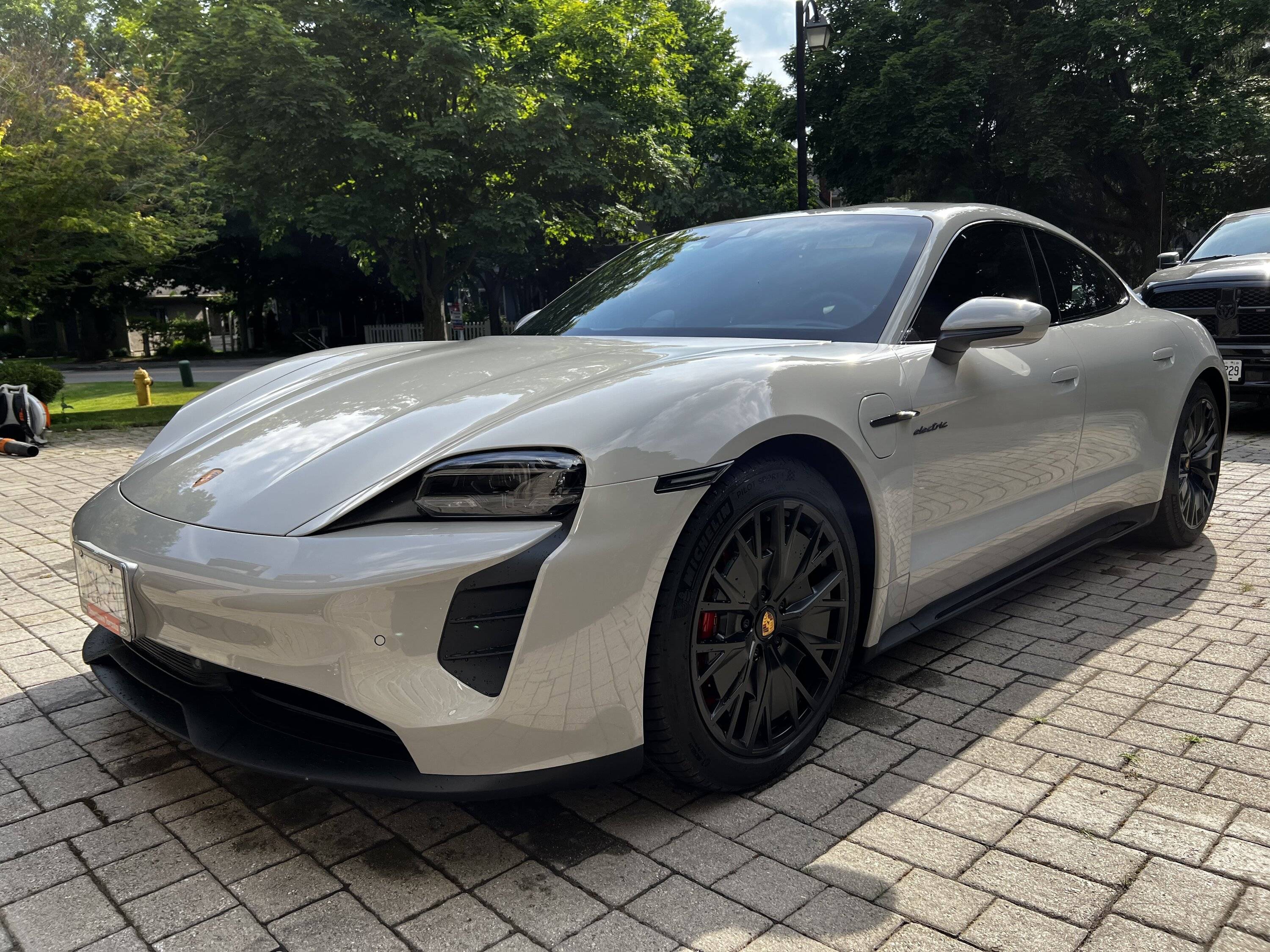 Porsche Taycan CHALK Taycan Club 7ADD1E63-DFEB-47E5-9107-786A9DD72BB0