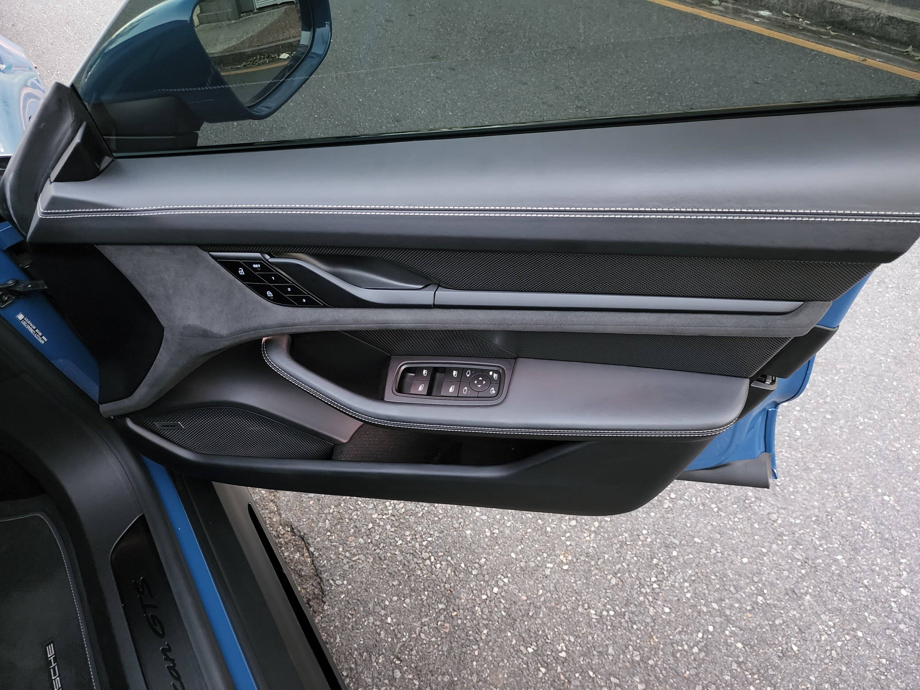 Porsche Taycan Torn between 2 interiors... Help me decide! 20220708_170619