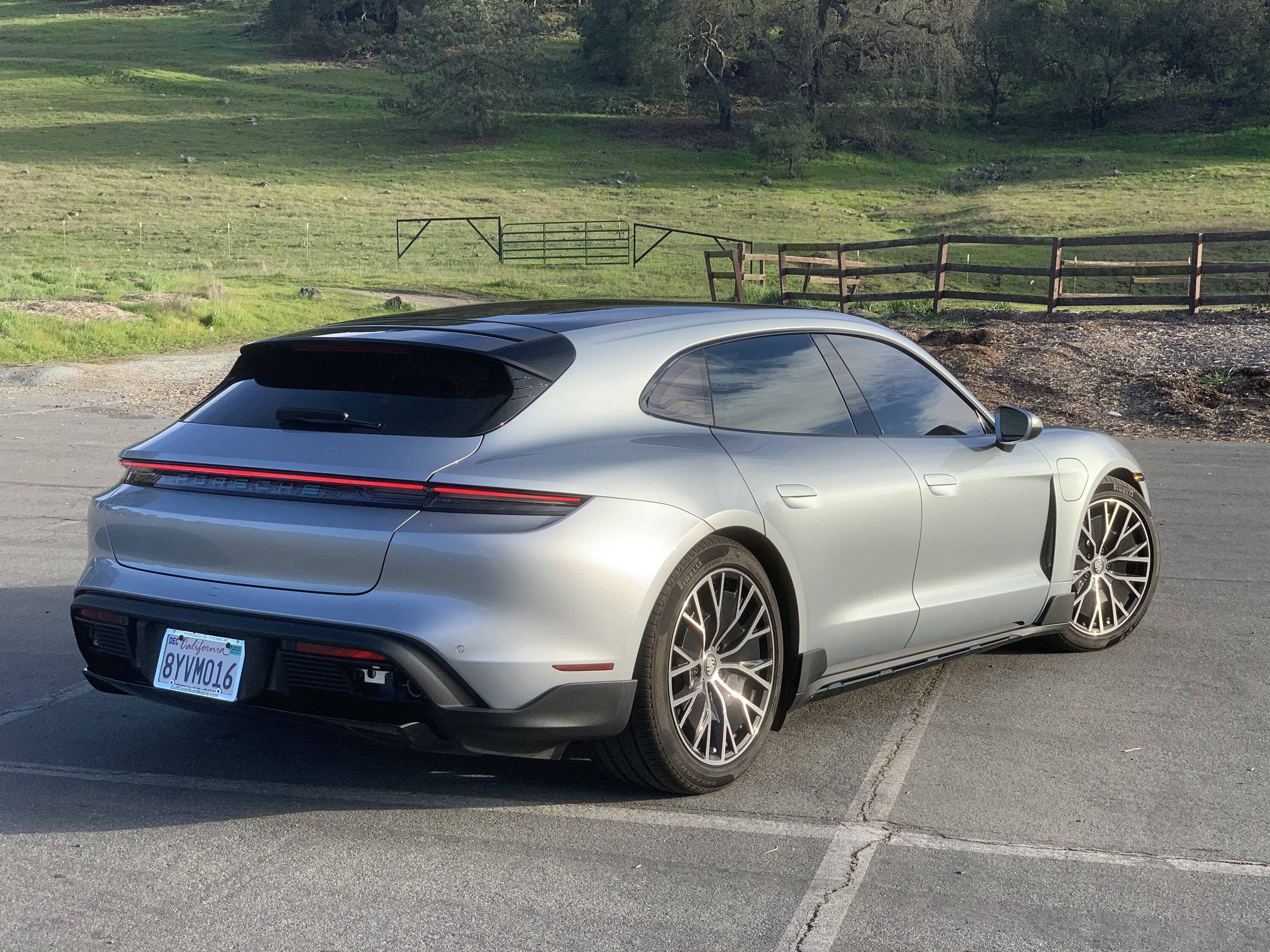 Porsche Taycan DOLOMITE SILVER Taycan Club 7896AE1A-D73D-49D6-A02D-36138F6BB6F1