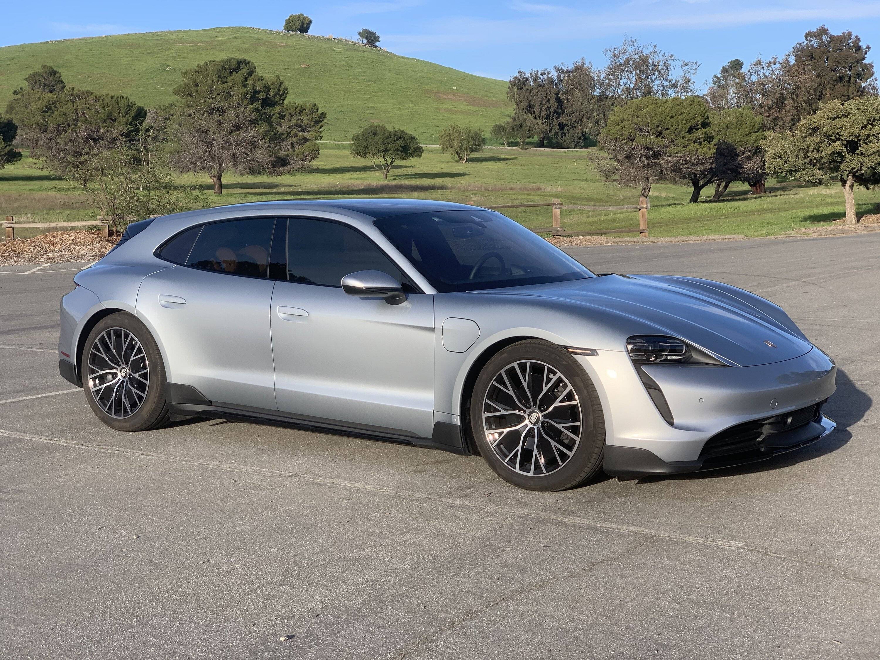 Porsche Taycan DOLOMITE SILVER Taycan Club F0B7C1B1-6077-4441-9392-1172D4C53588