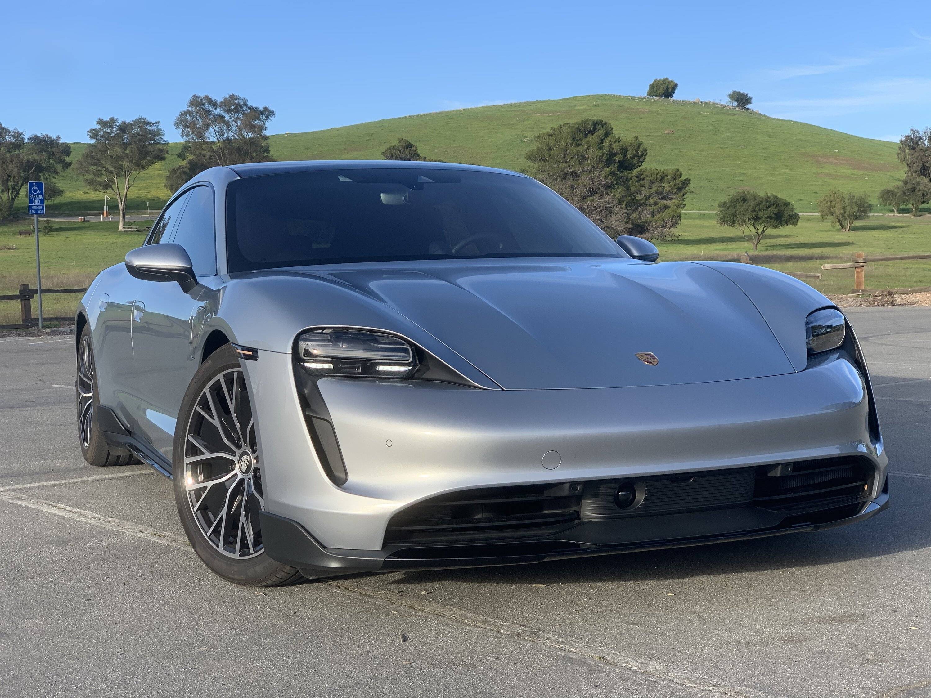 Porsche Taycan DOLOMITE SILVER Taycan Club 61724CA0-3940-462B-B733-665BFC757734
