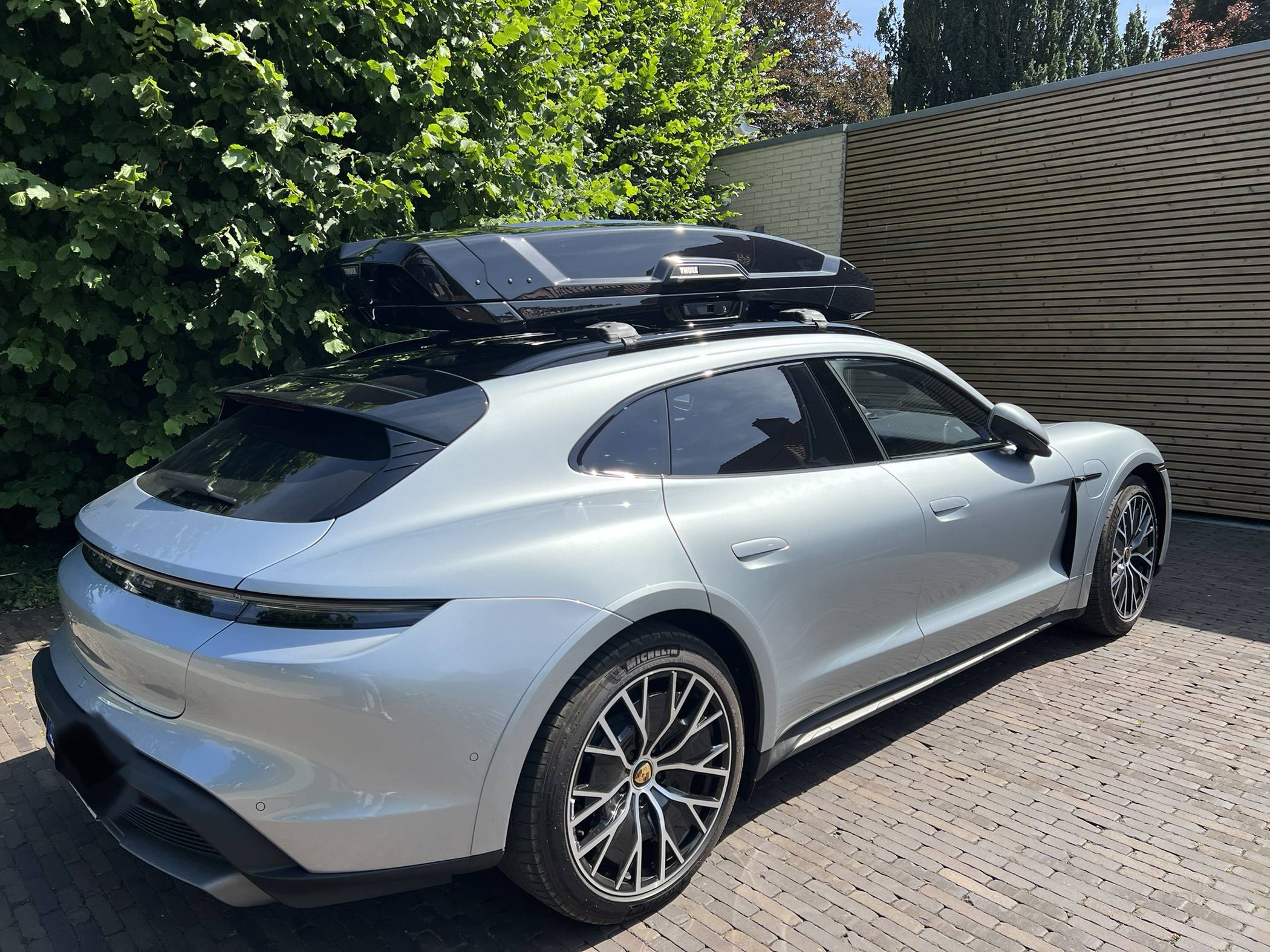 Porsche Taycan Taycan CT4 w/ 2021 vs 2022 Thule Wingbar Edge , Thule Vector M roofbox BE0D16BB-D098-45B9-BD26-FD31A76CB812