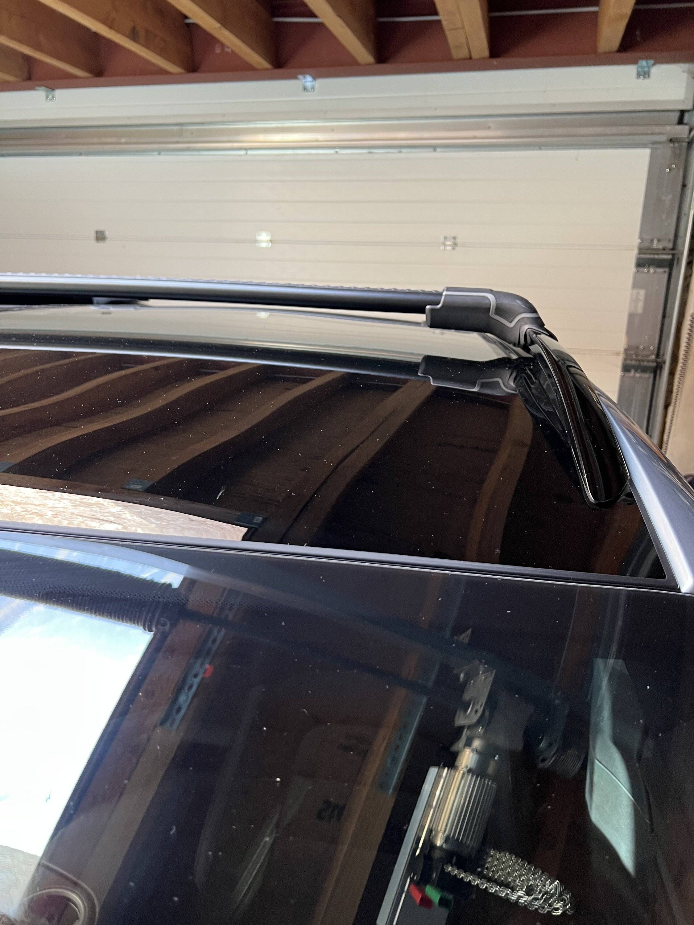 Porsche Taycan Taycan CT4 w/ 2021 vs 2022 Thule Wingbar Edge , Thule Vector M roofbox 3783972F-EAF8-4F95-B3B7-2AAF4E83B39F