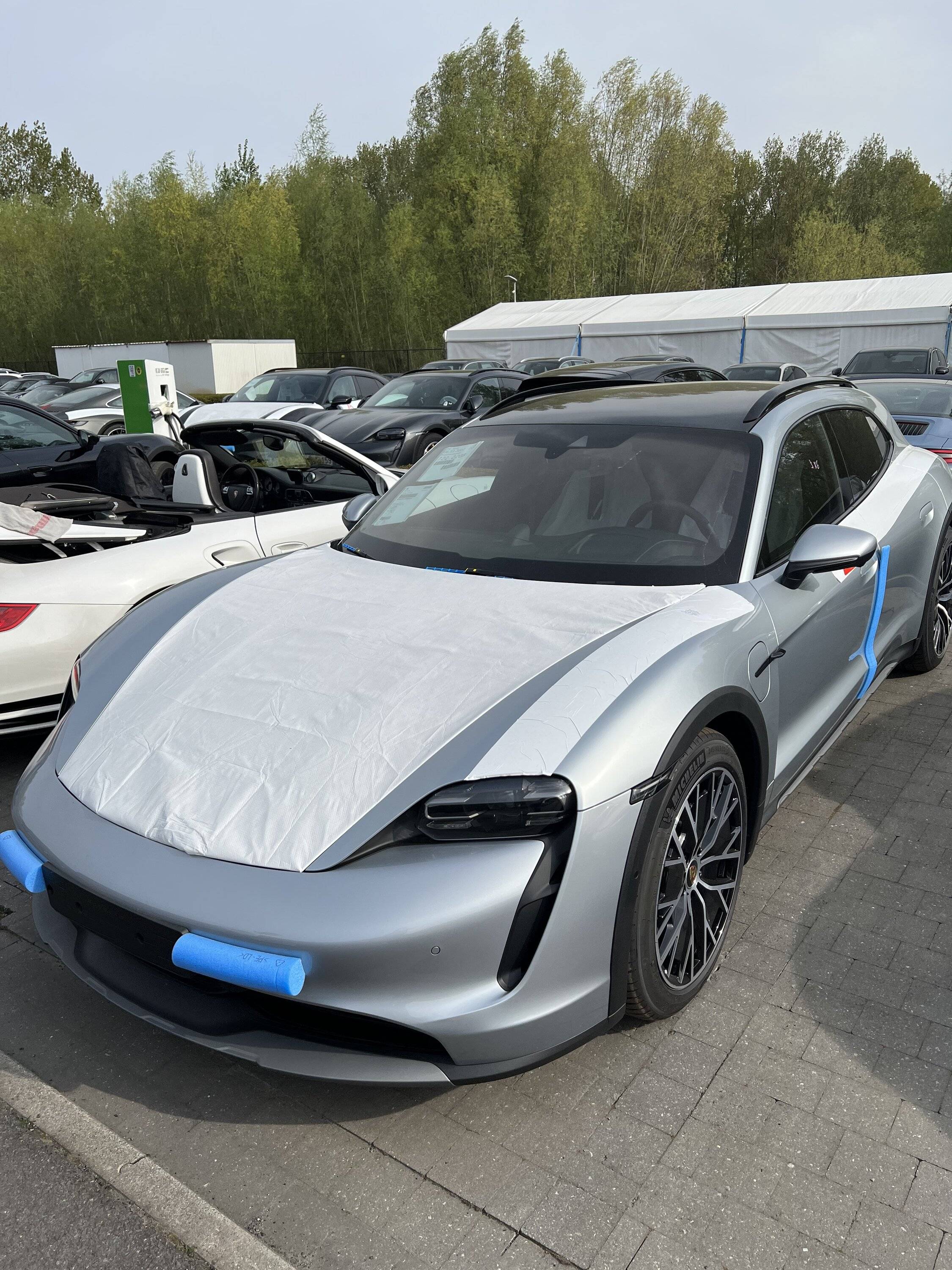 Porsche Taycan Taycan CT4 w/ 2021 vs 2022 Thule Wingbar Edge , Thule Vector M roofbox 2CE7770E-E24B-407F-AF05-D4FEFC9D9E60
