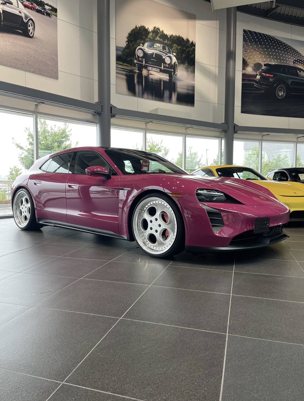 Porsche Taycan Love Ruby 👌 2802A015-5917-4C88-98F8-A64717859F2F