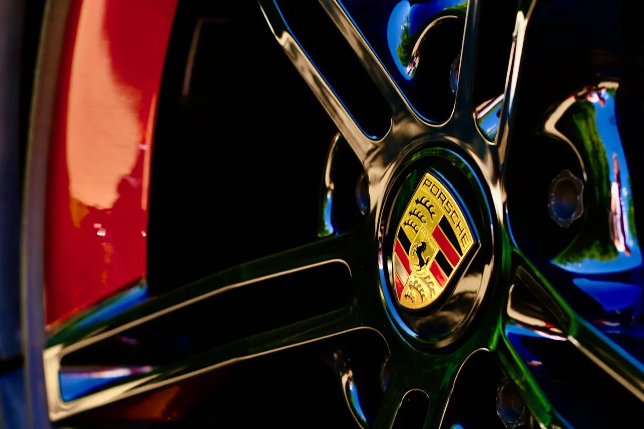Porsche Taycan CHERRY METALLIC Taycan Club 2022 07_20 - 1