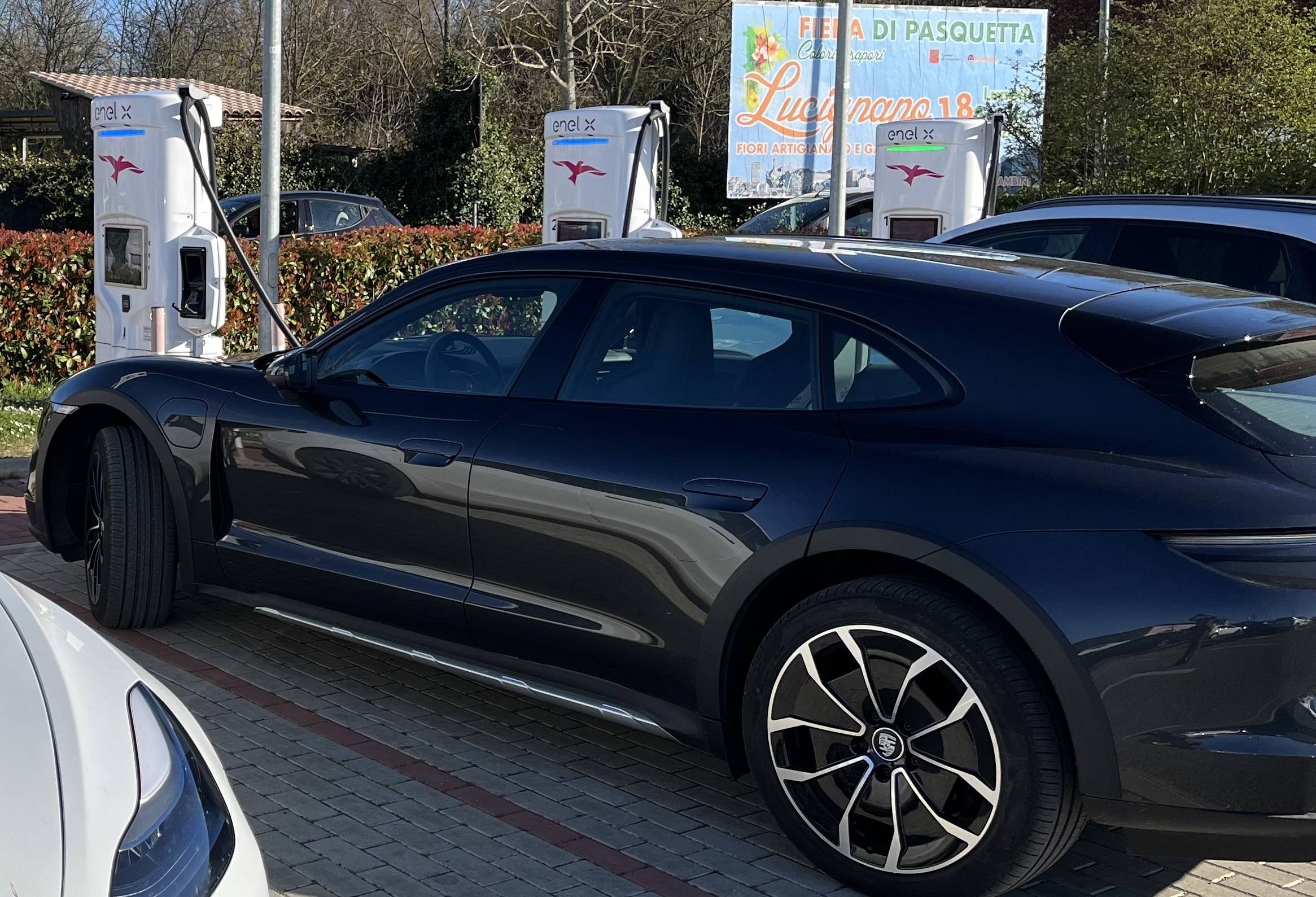 Porsche Taycan Northern Italy: Recommended charging networks and tips Ionity Enel X en Italie