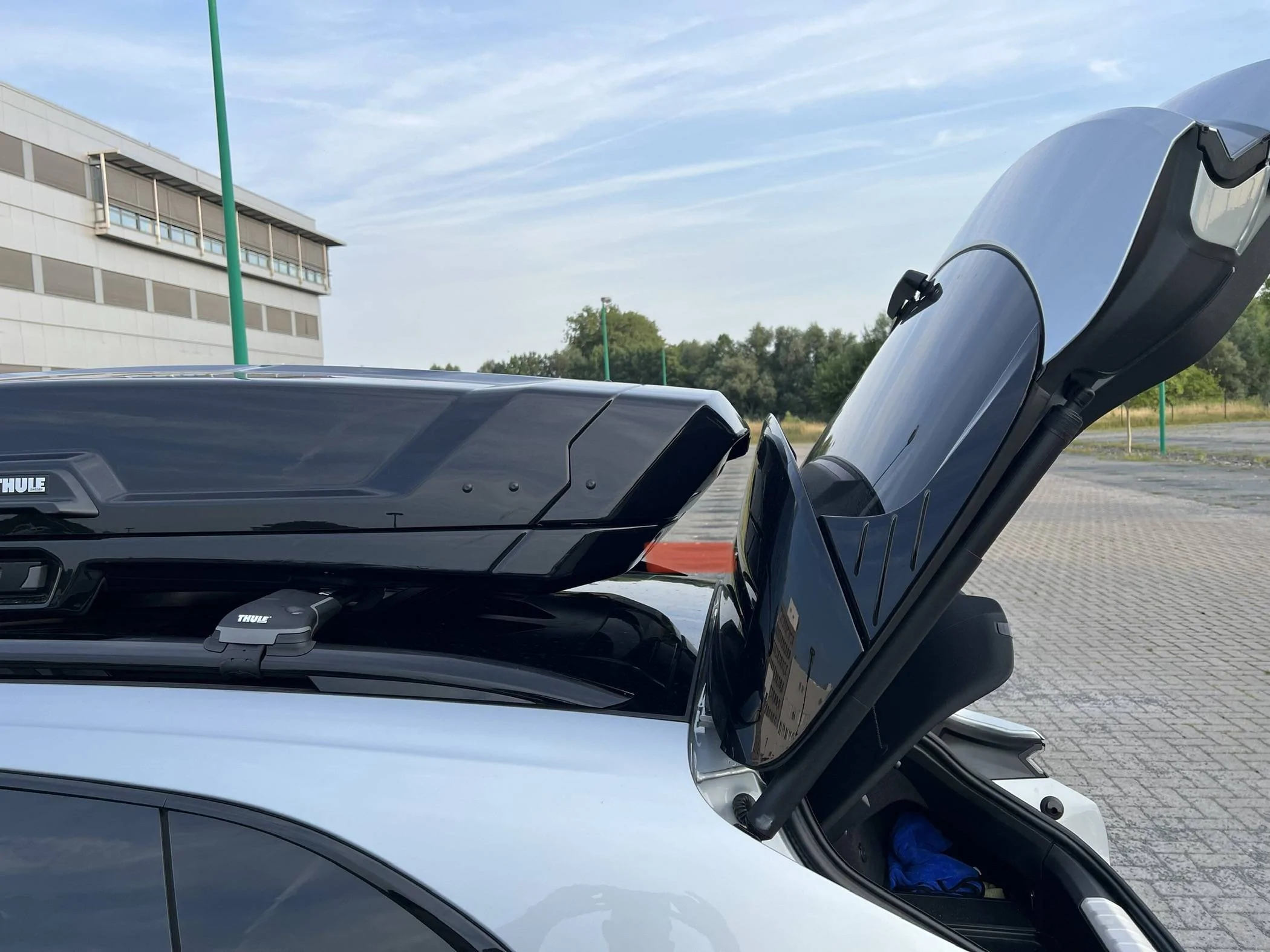 Porsche Taycan Taycan CT4 w/ 2021 vs 2022 Thule Wingbar Edge , Thule Vector M roofbox 15449FAC-C0B7-4ECB-BF3C-9DF6A6A6A1CE
