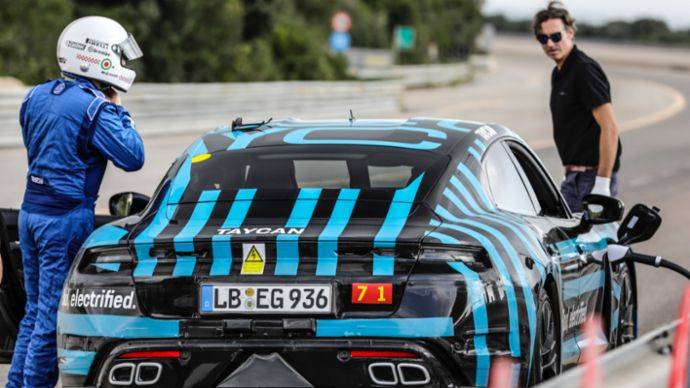 Porsche Taycan I beat the Porsche Taycan Turbo's EPA-estimated range without even trying - RoadShow b-01-Driver-change--during-the-hot-climate-testin