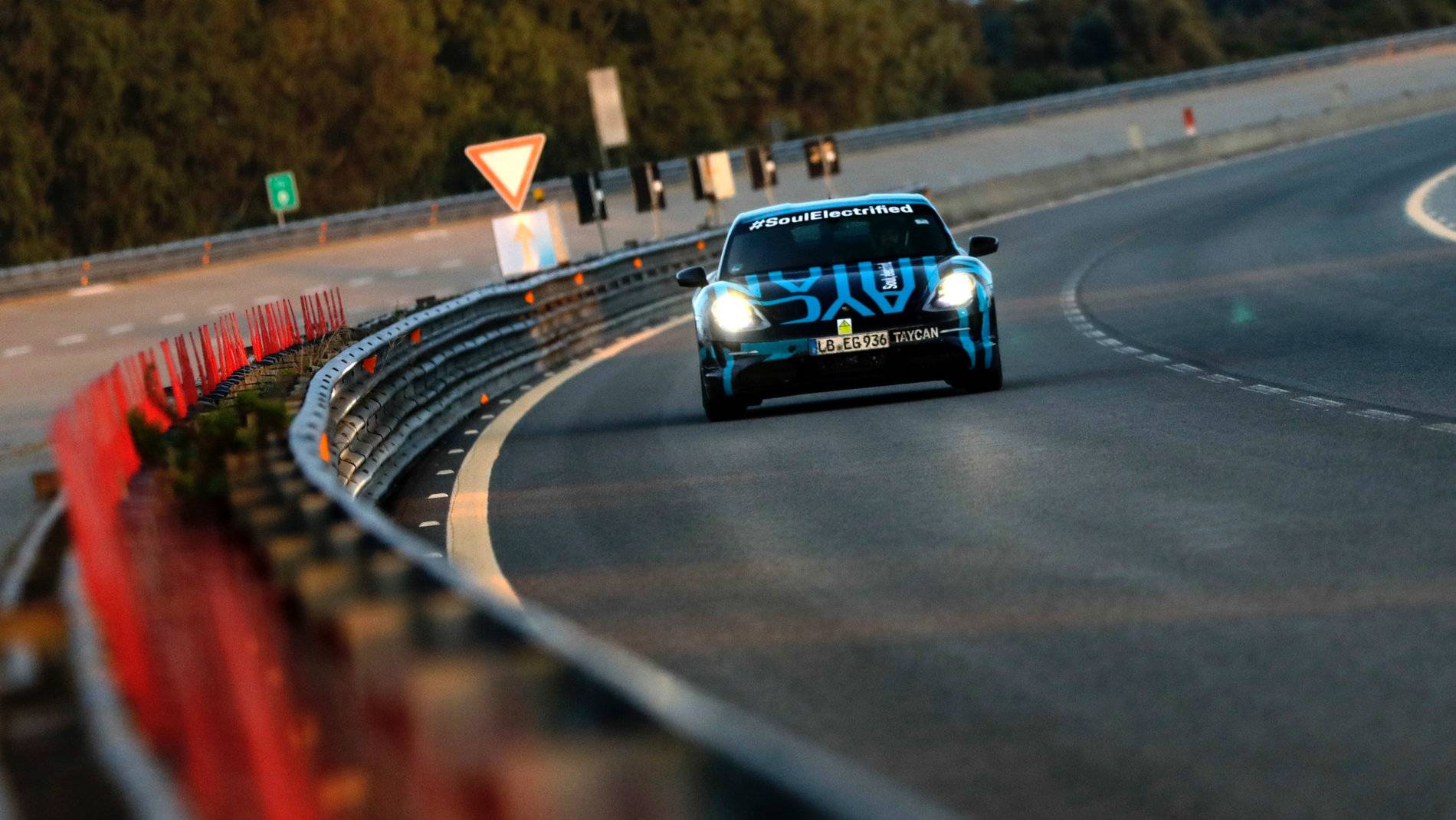 Porsche Taycan I beat the Porsche Taycan Turbo's EPA-estimated range without even trying - RoadShow b-05-Taycan--endurance-testing-in-the-first-evening-hours
