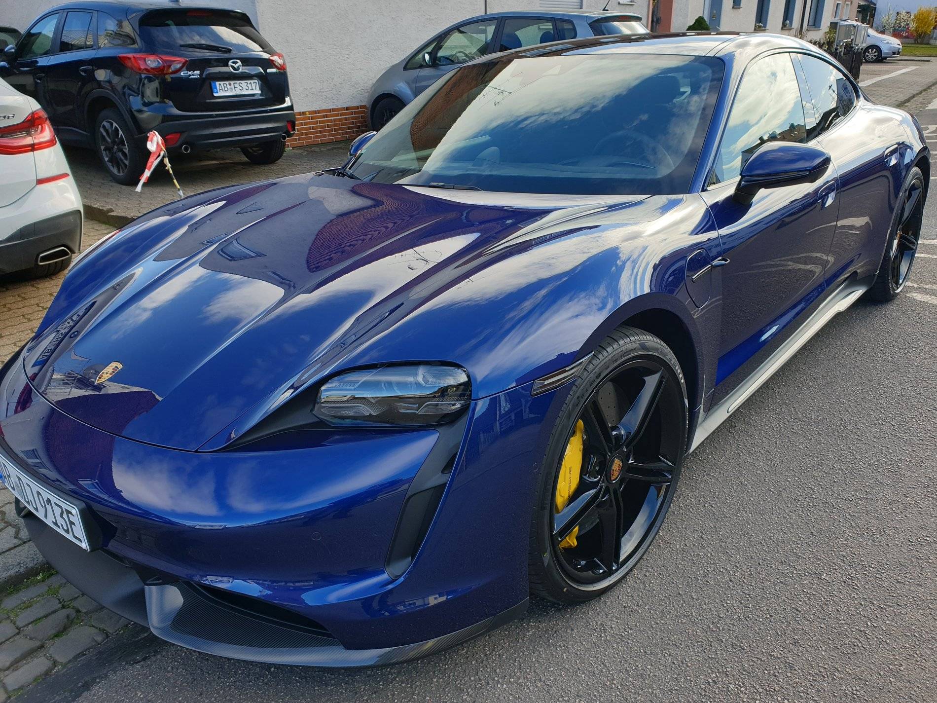 Porsche Taycan GENTIAN BLUE Taycan Club 38