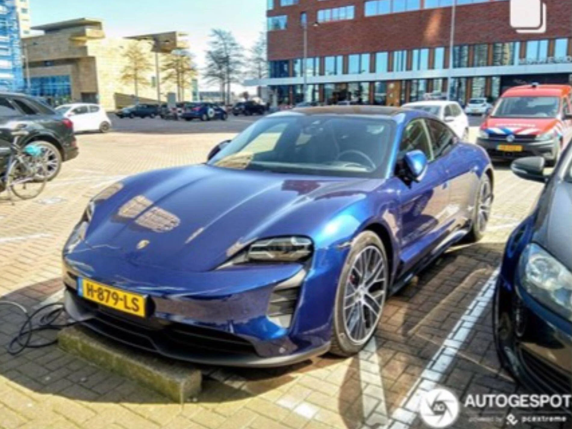 Porsche Taycan GENTIAN BLUE Taycan Club IMG_8865