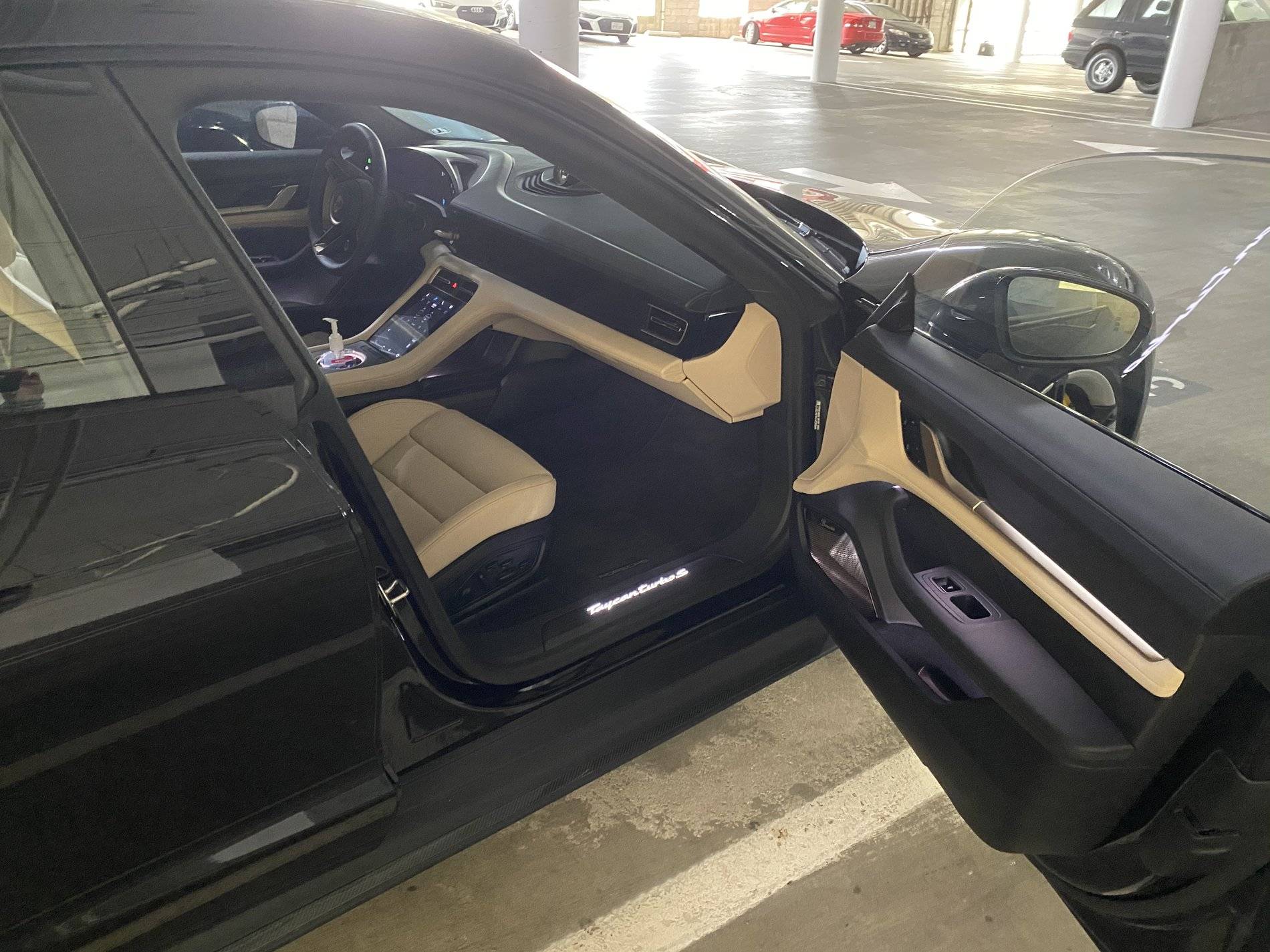 Porsche Taycan BLACK / JET BLACK Taycan Club ACBB3125-532A-4D44-8854-ABAF04D04210