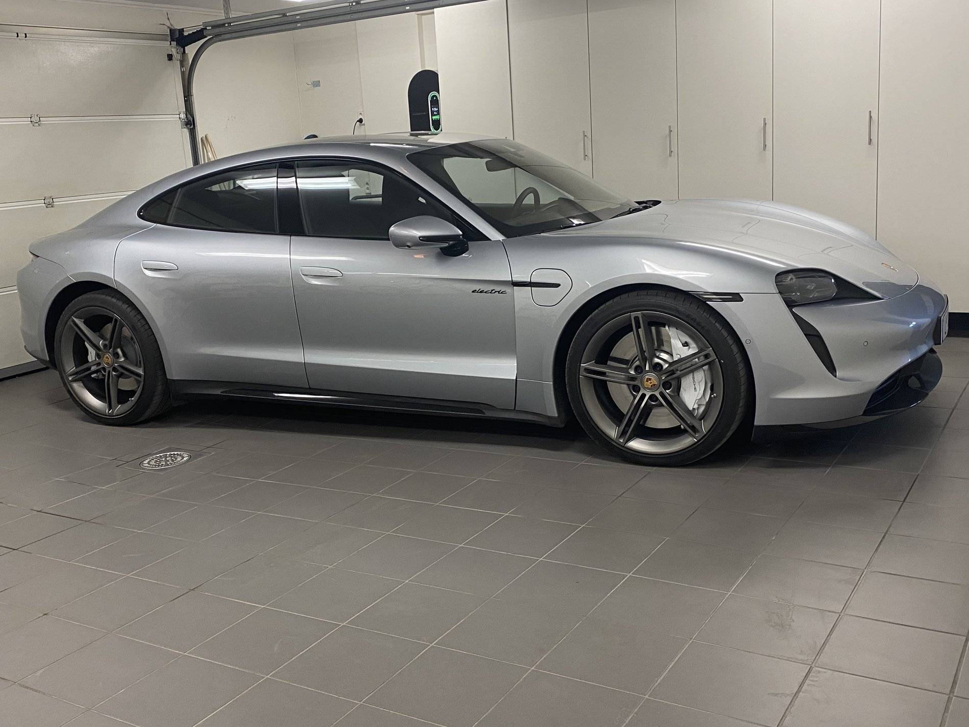 Porsche Taycan DOLOMITE SILVER Taycan Club 01E3B0BD-7E82-4A21-978B-9FA713878663