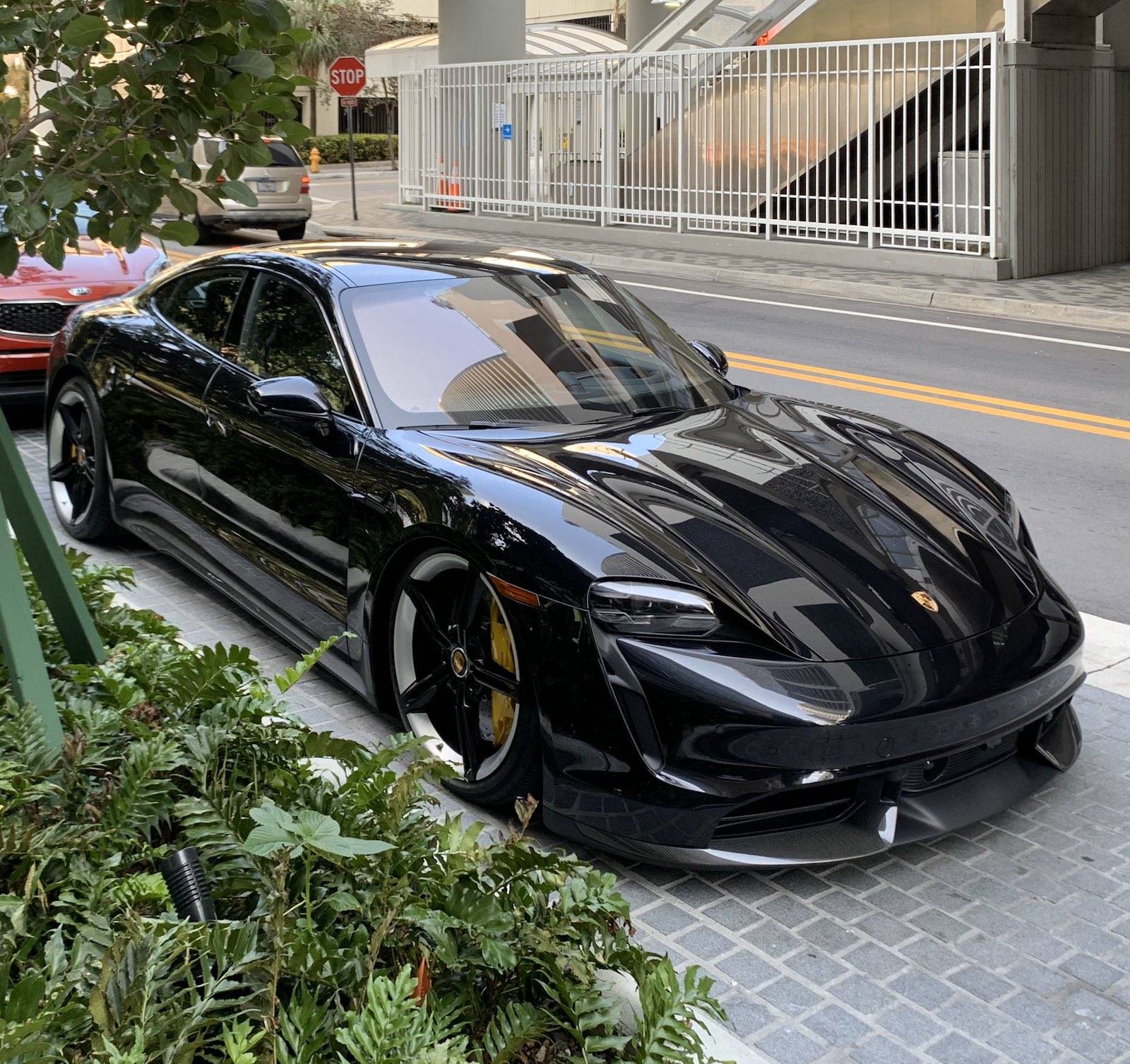 Porsche Taycan BLACK / JET BLACK Taycan Club Black Taycan Turbo S