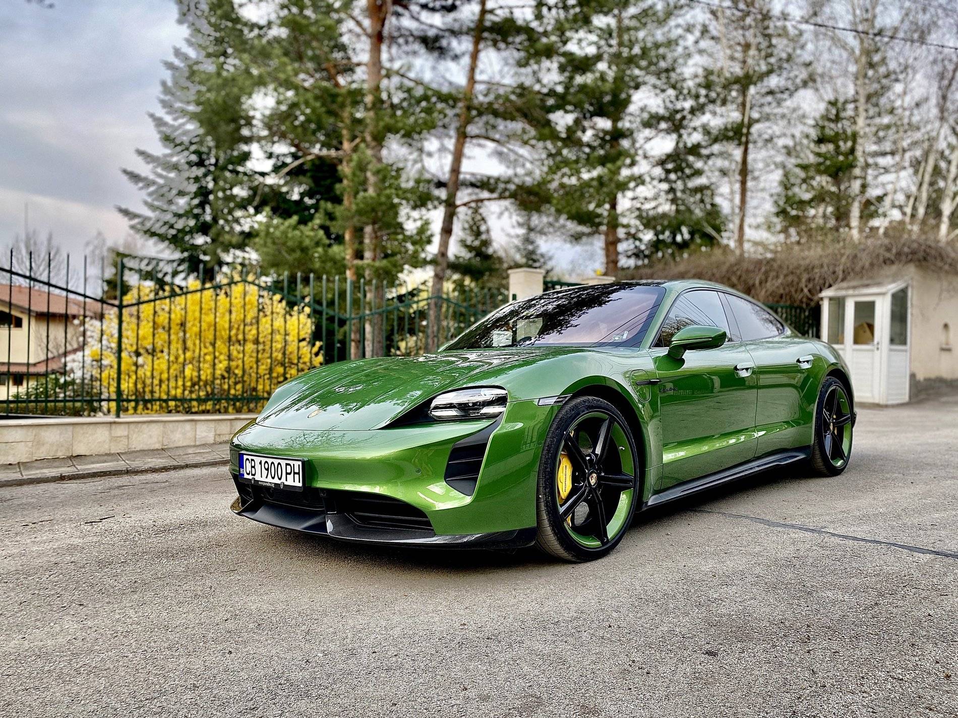 Porsche Taycan ~1000km in Mamba Green Taycan Turbo S Mamba Green Porsche Taycan Turbo S 2 - Taycanforum.com