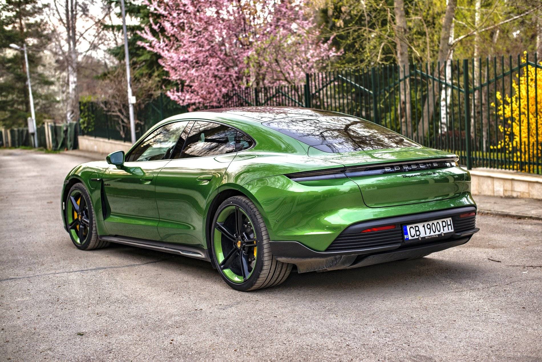 Porsche Taycan ~1000km in Mamba Green Taycan Turbo S Mamba Green Porsche Taycan Turbo S 3 - Taycanforum.com
