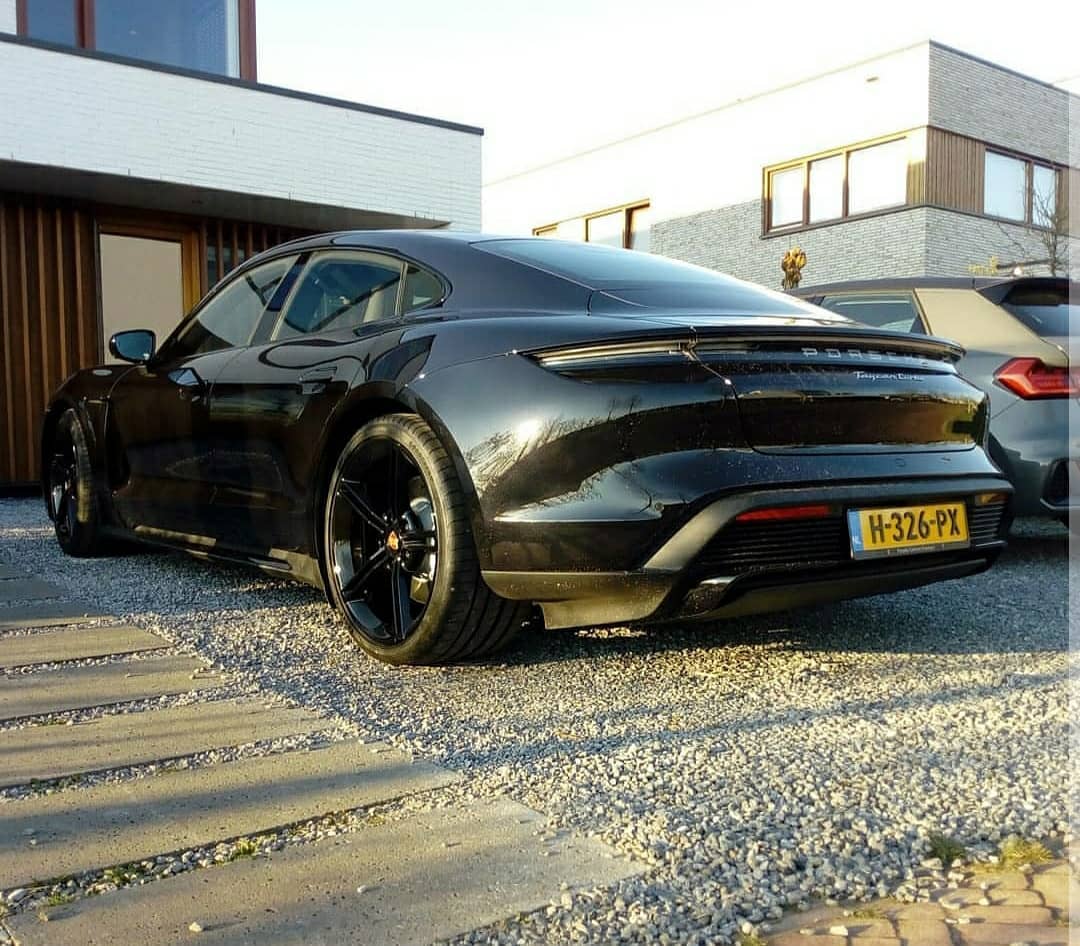 Porsche Taycan BLACK / JET BLACK Taycan Club Black Jet Black Taycan Turbo