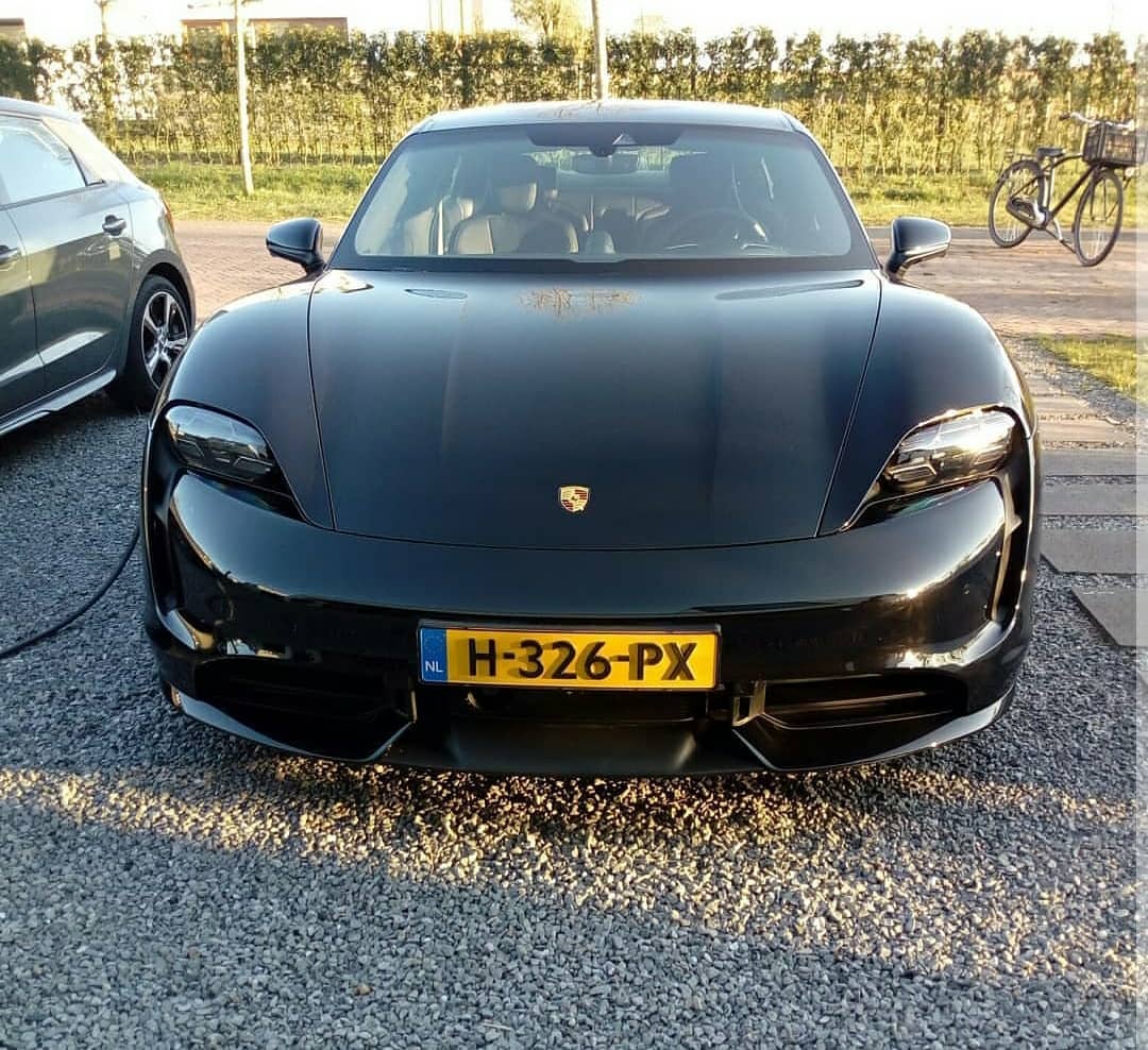 Porsche Taycan BLACK / JET BLACK Taycan Club Black Jet Black Taycan Turbo 2