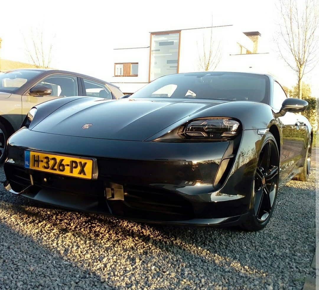 Porsche Taycan BLACK / JET BLACK Taycan Club Black Jet Black Taycan Turbo 3