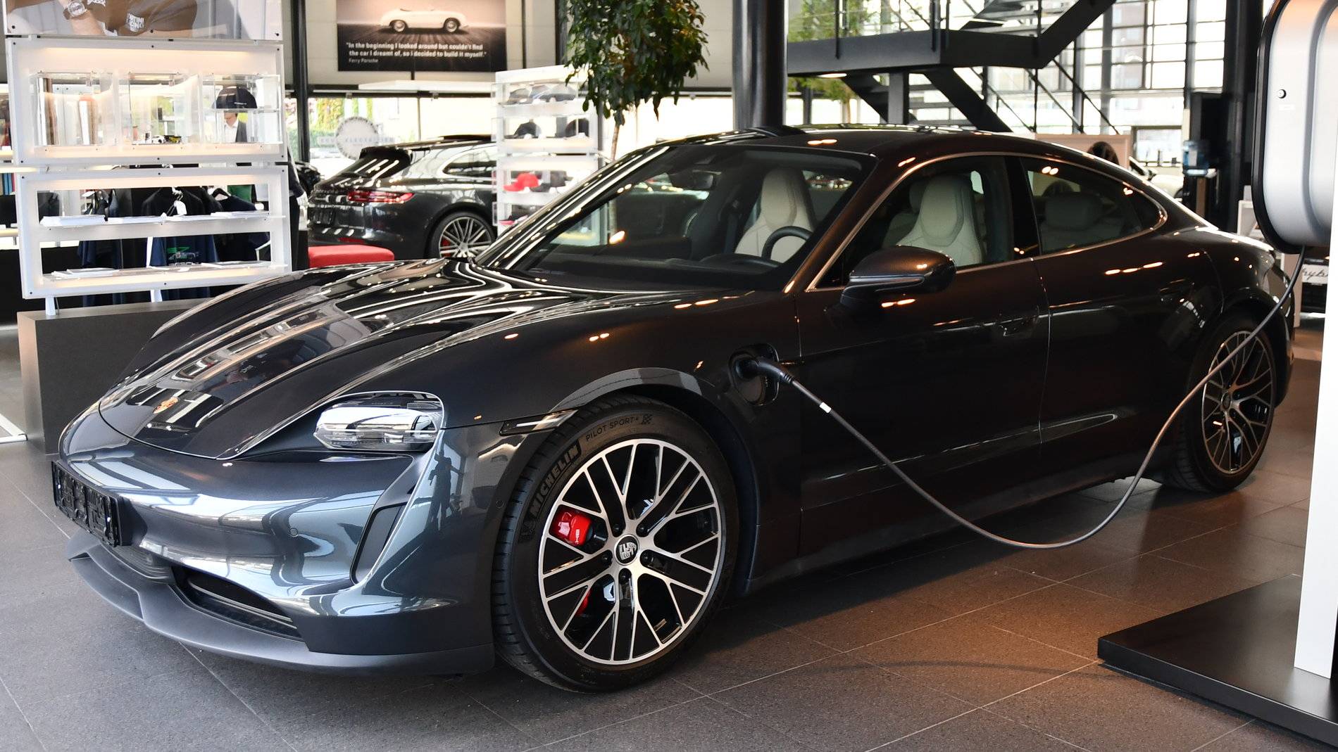 Porsche Taycan VOLCANO GREY Taycan Club 5B892001-6F1B-4737-AFD5-16A4D5927B1C