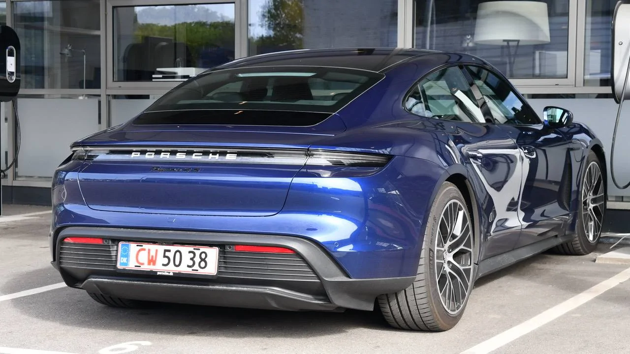 Porsche Taycan GENTIAN BLUE Taycan Club 8A4A4FF1-878D-4528-900B-1DB358B64342