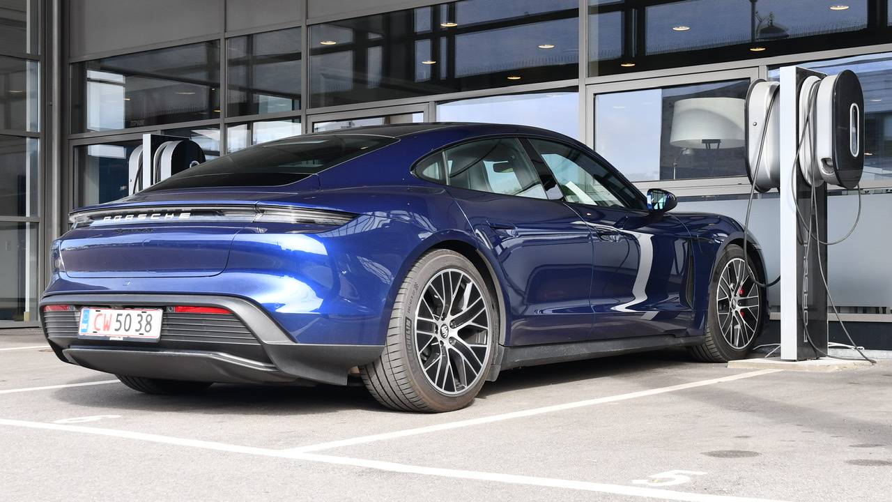 Porsche Taycan GENTIAN BLUE Taycan Club 44E03EBE-004B-410A-A0B3-E31EB4A6B1E8