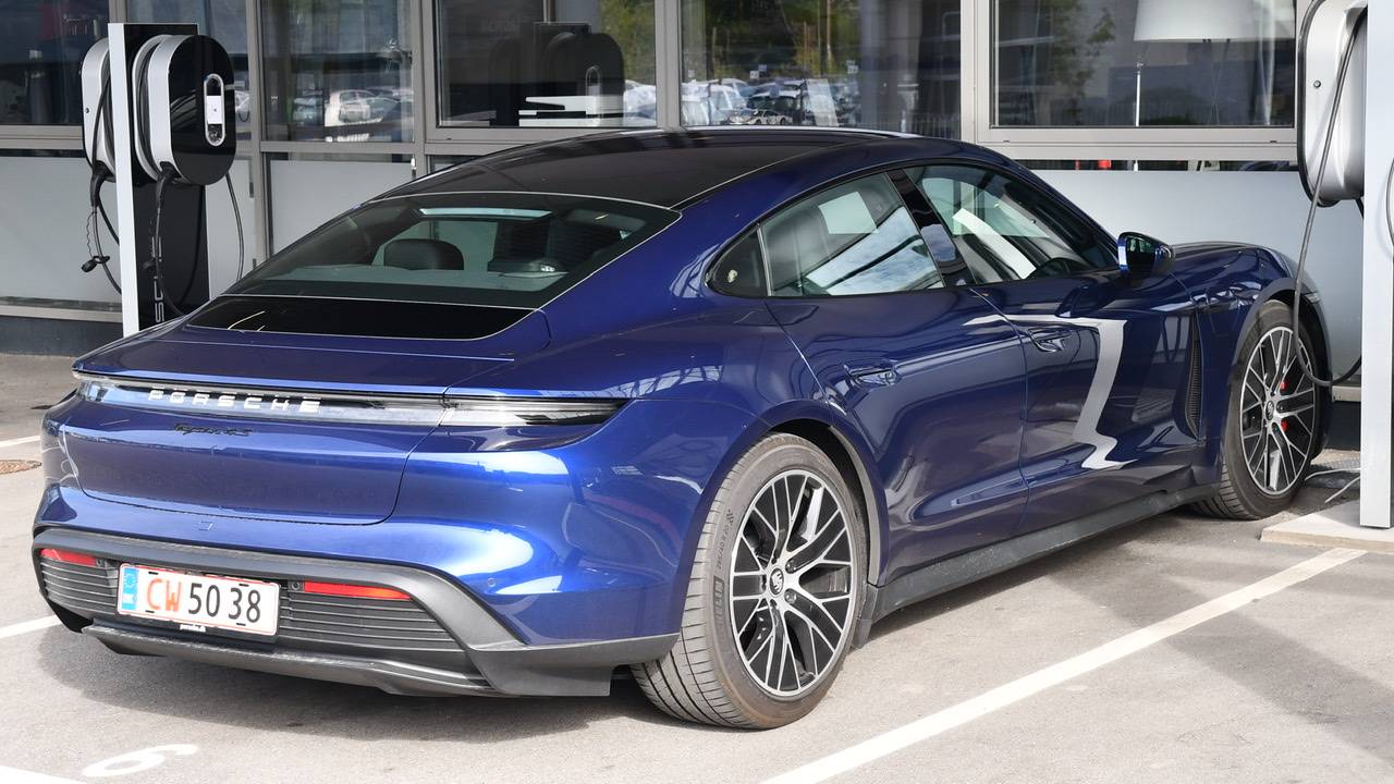 Porsche Taycan GENTIAN BLUE Taycan Club 33081FCB-E068-48DD-8F36-AC52E1F0073C