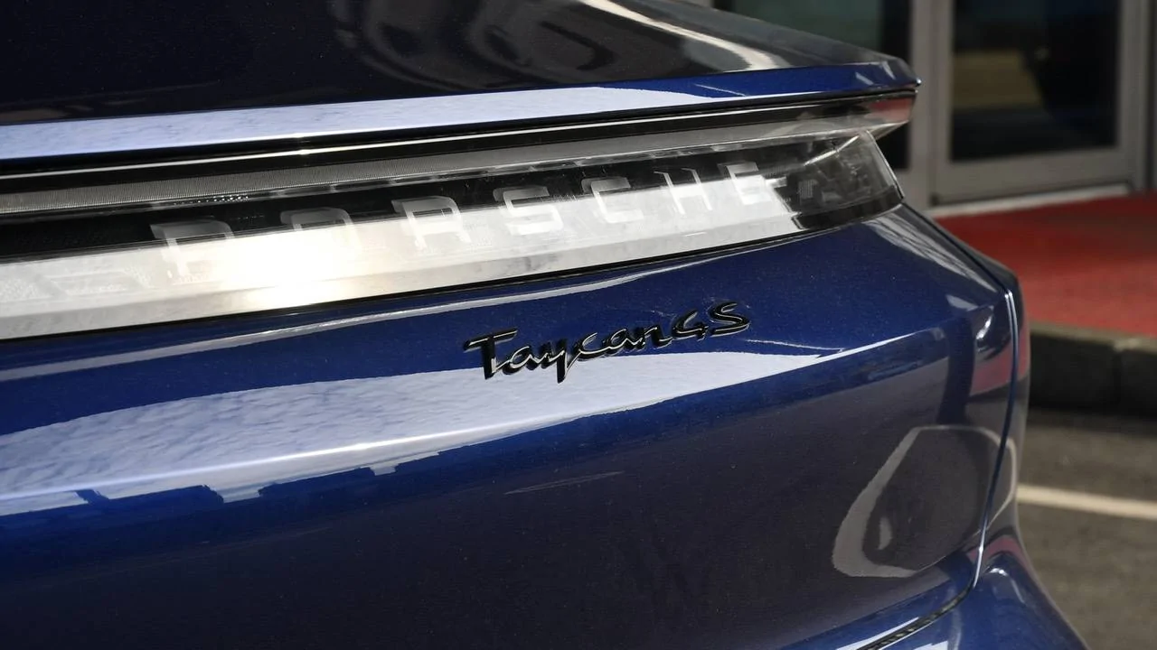 Porsche Taycan GENTIAN BLUE Taycan Club 16C4238B-A493-40CD-8961-280A60EA12A4