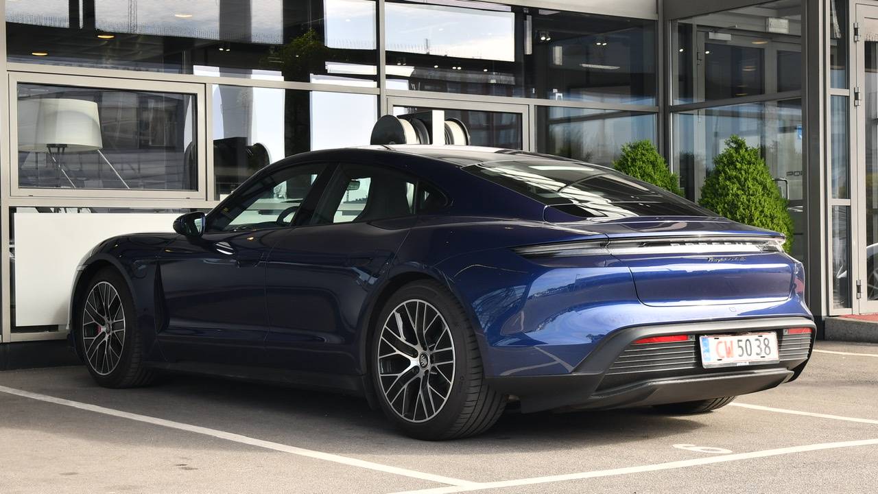 Porsche Taycan GENTIAN BLUE Taycan Club F27605E2-513E-431A-AD95-F23F8FFE8D72